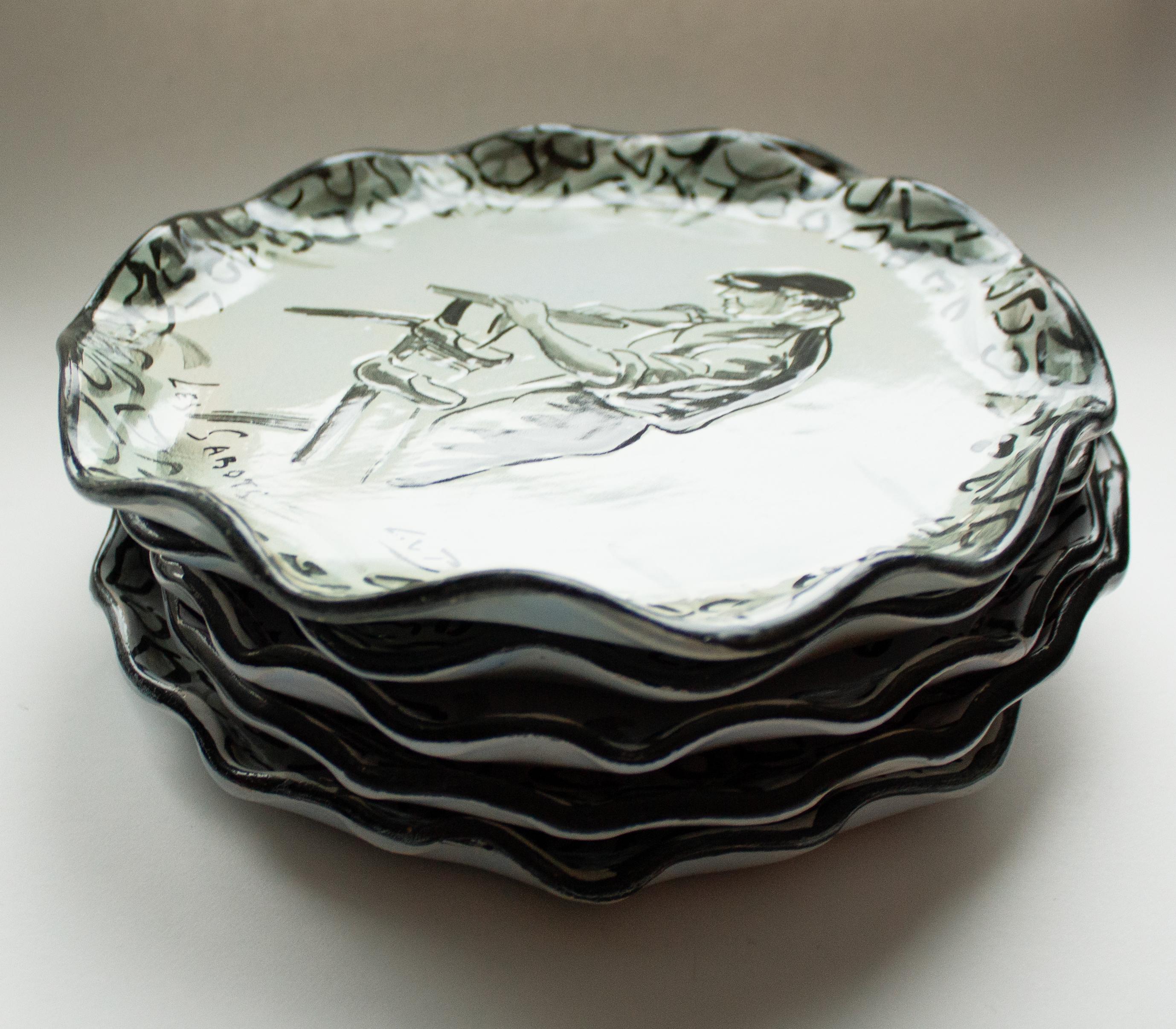 Assiettes de campagne peintes à la main célébrant l'artisanat rural en noir et gris en vente 5