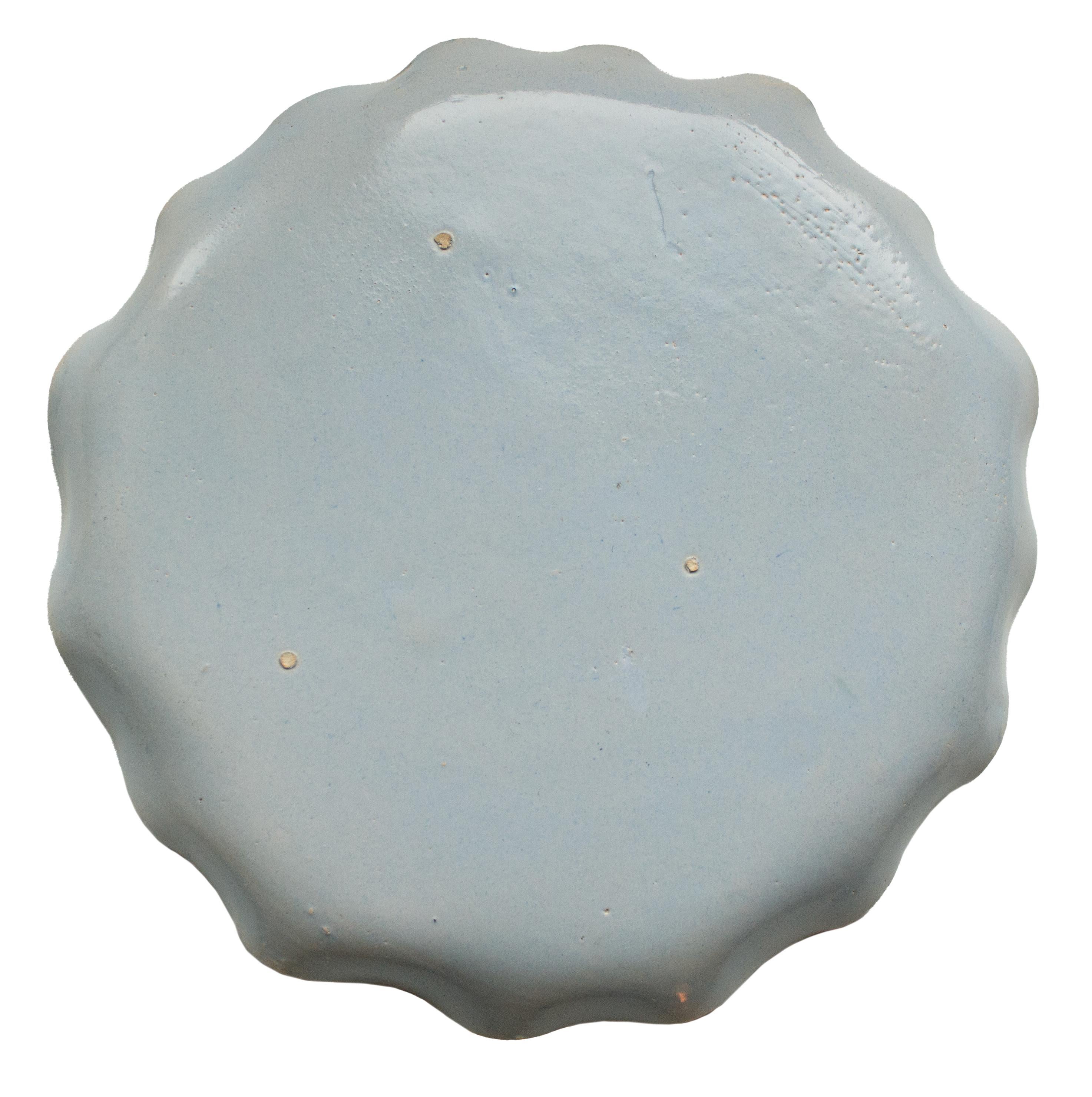 Français Assiettes de campagne peintes à la main célébrant l'artisanat rural en noir et gris en vente