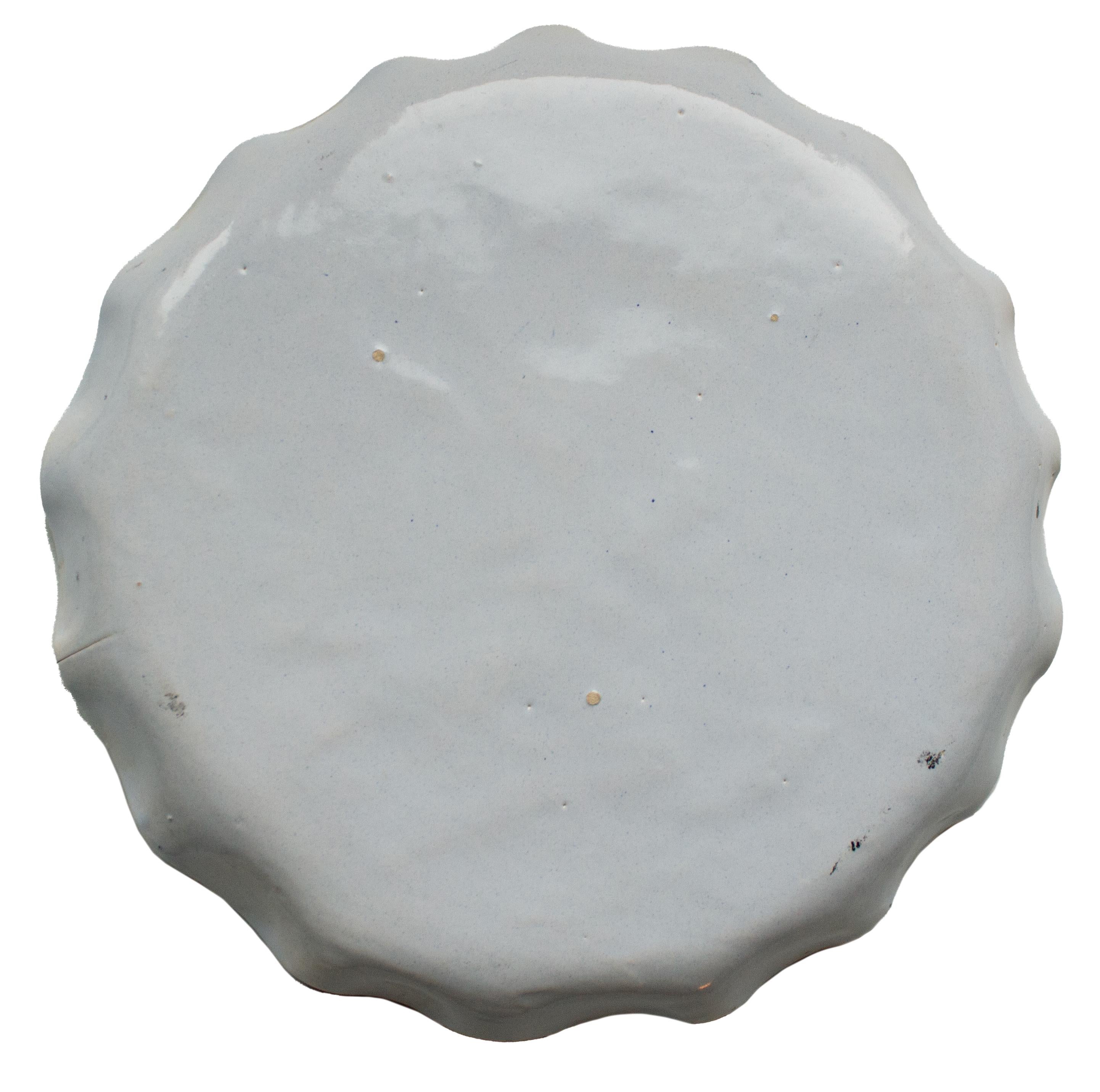 Grès Assiettes de campagne peintes à la main célébrant l'artisanat rural en noir et gris en vente