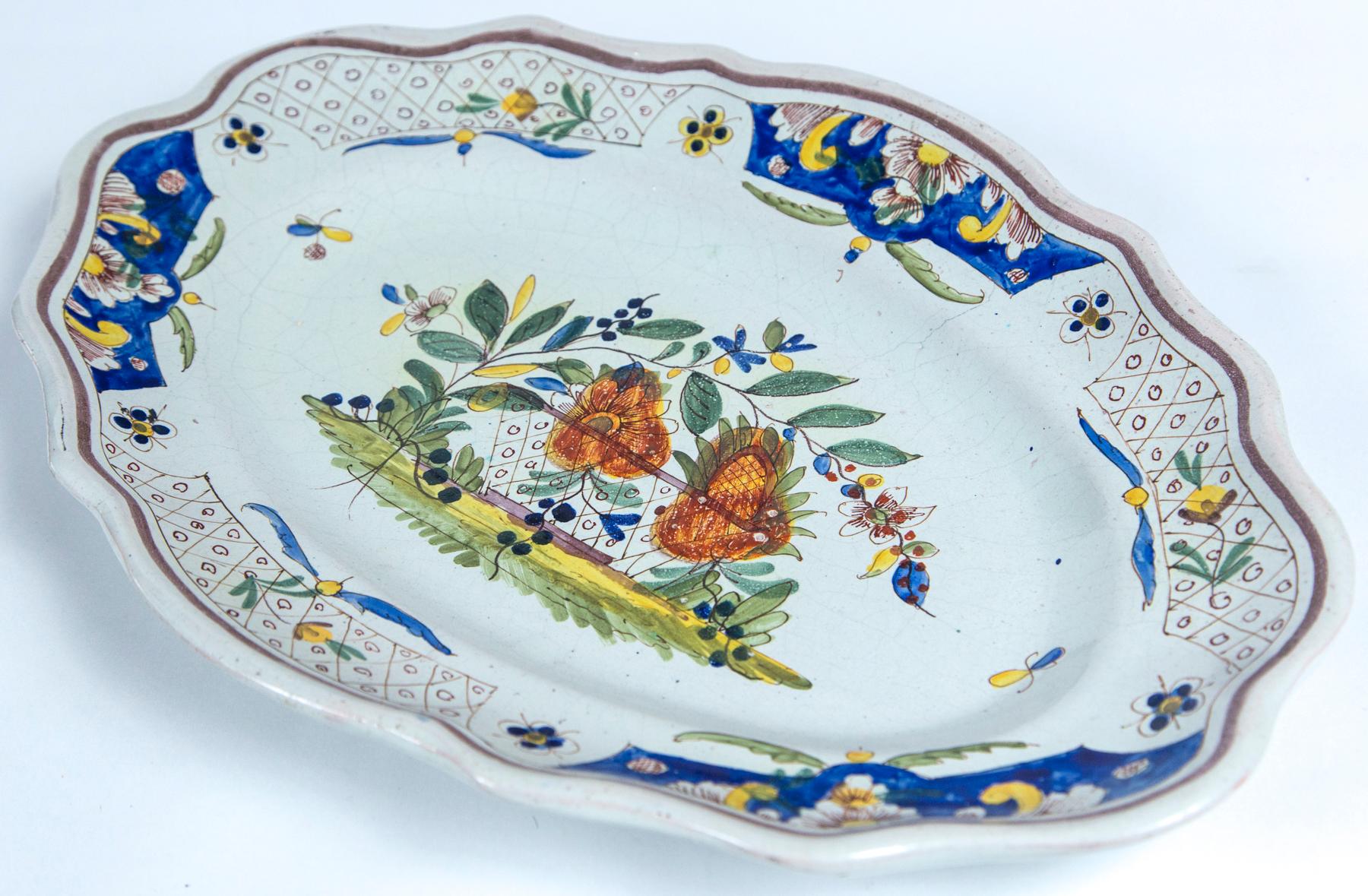 Hand Painted French Faience Platter, Early 19th Century In Good Condition In Chappaqua, NY