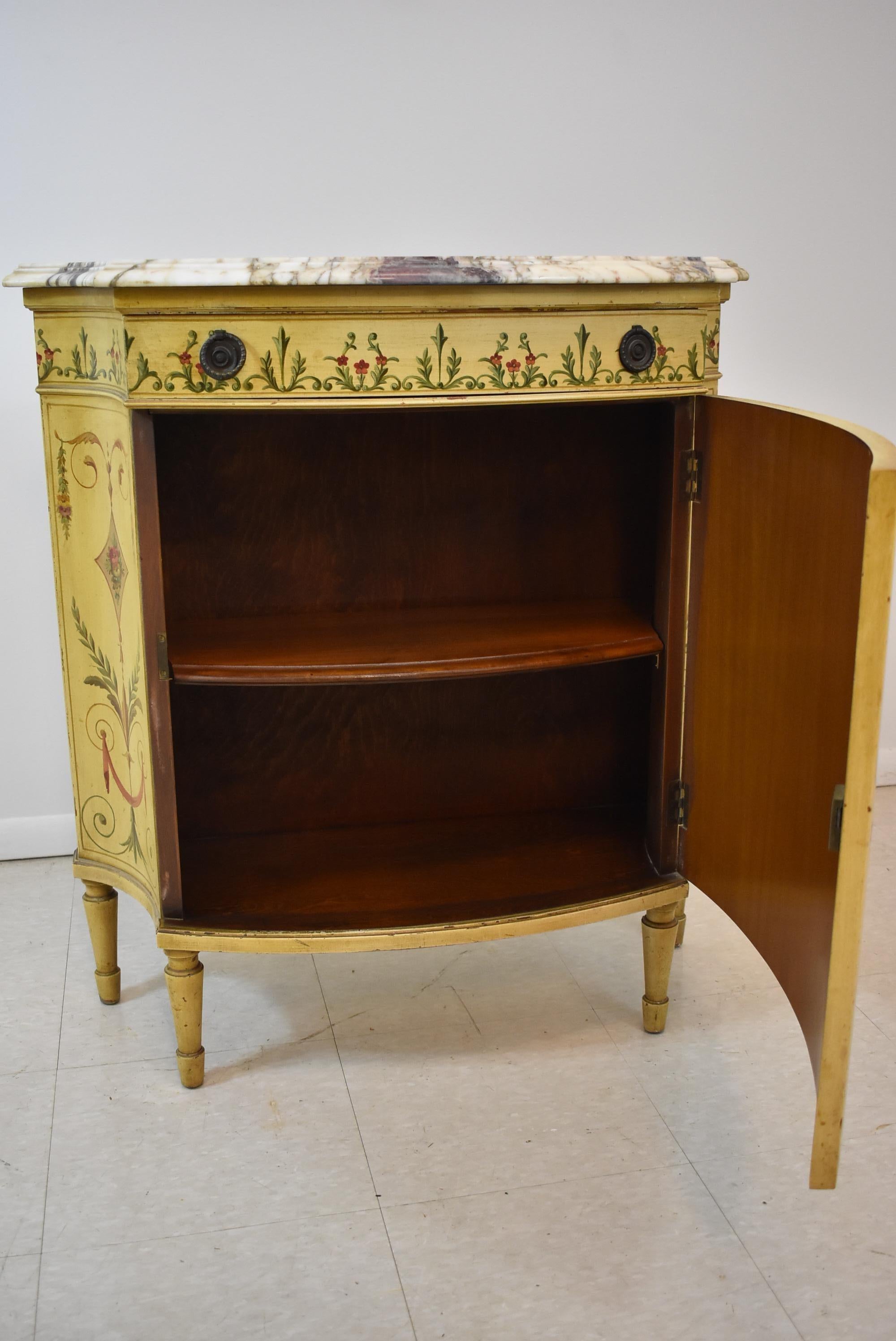 Commode de style français peinte à la main avec plateau en marbre Irwin Furniture Bon état à Toledo, OH
