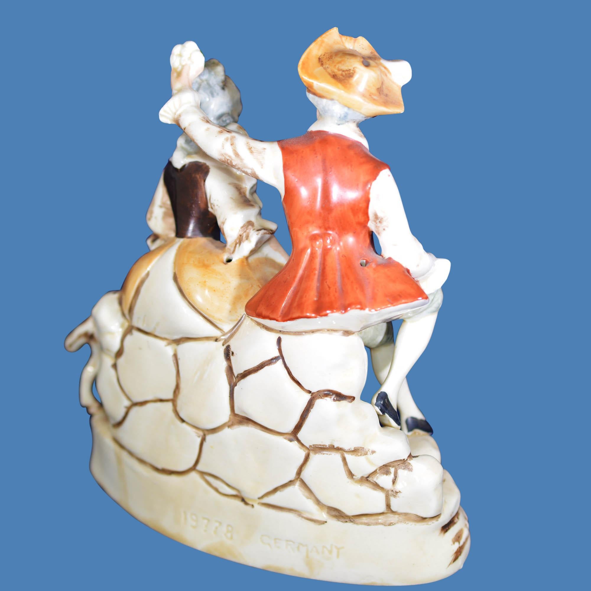 Hand Painted German Figurine Couple in Historic Dress In Good Condition In Pataskala, OH