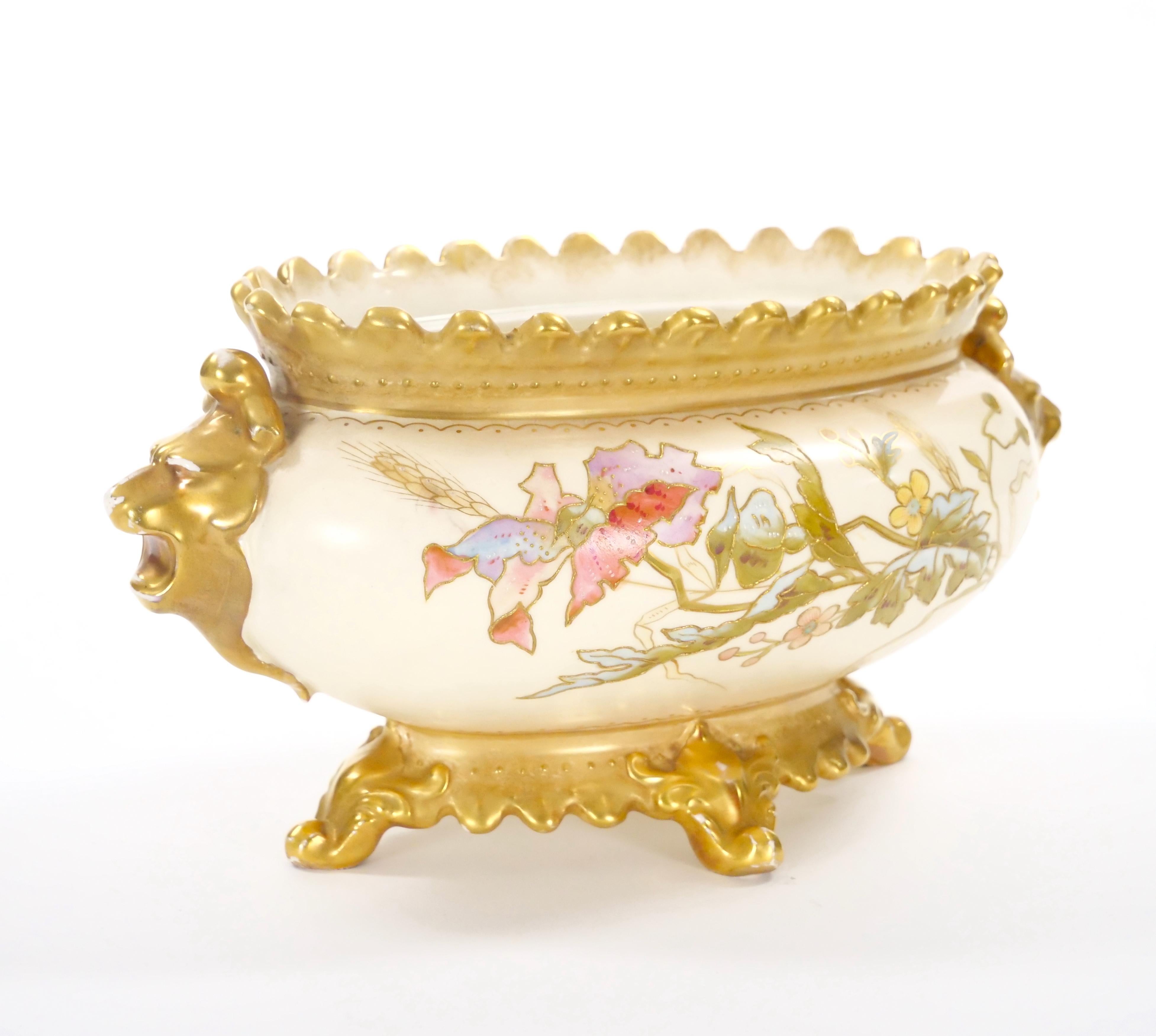 Presenta uno splendido centrotavola tedesco del XIX secolo, realizzato in squisita porcellana Royal Bonn e ornato da intricati dettagli floreali e fogliati dipinti a mano e dorati. Questo pezzo notevole presenta un esterno riccamente smaltato, che