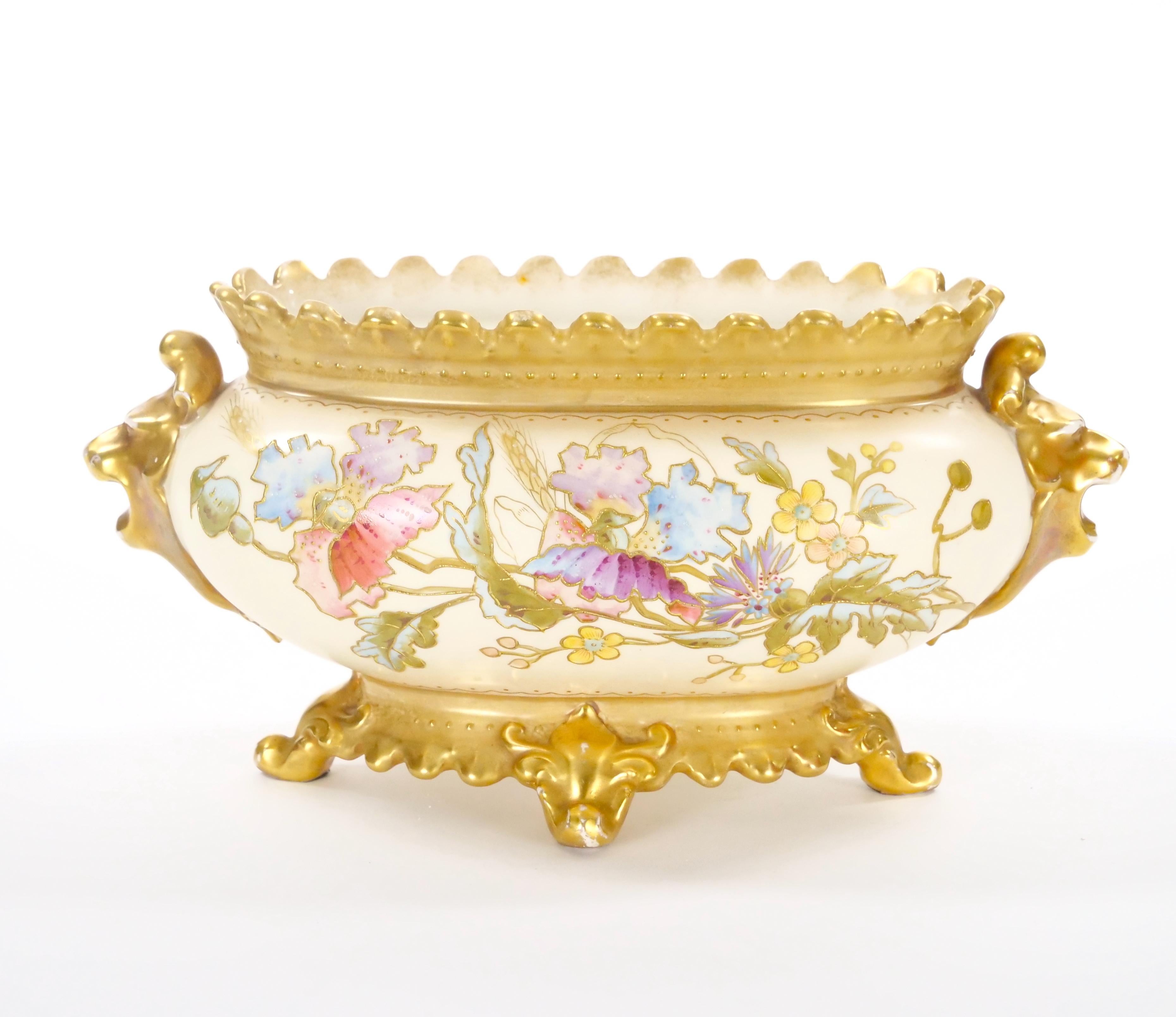 Tedesco Centrotavola tedesco dipinto a mano e decorato in oro con motivi floreali e fogliati in vendita