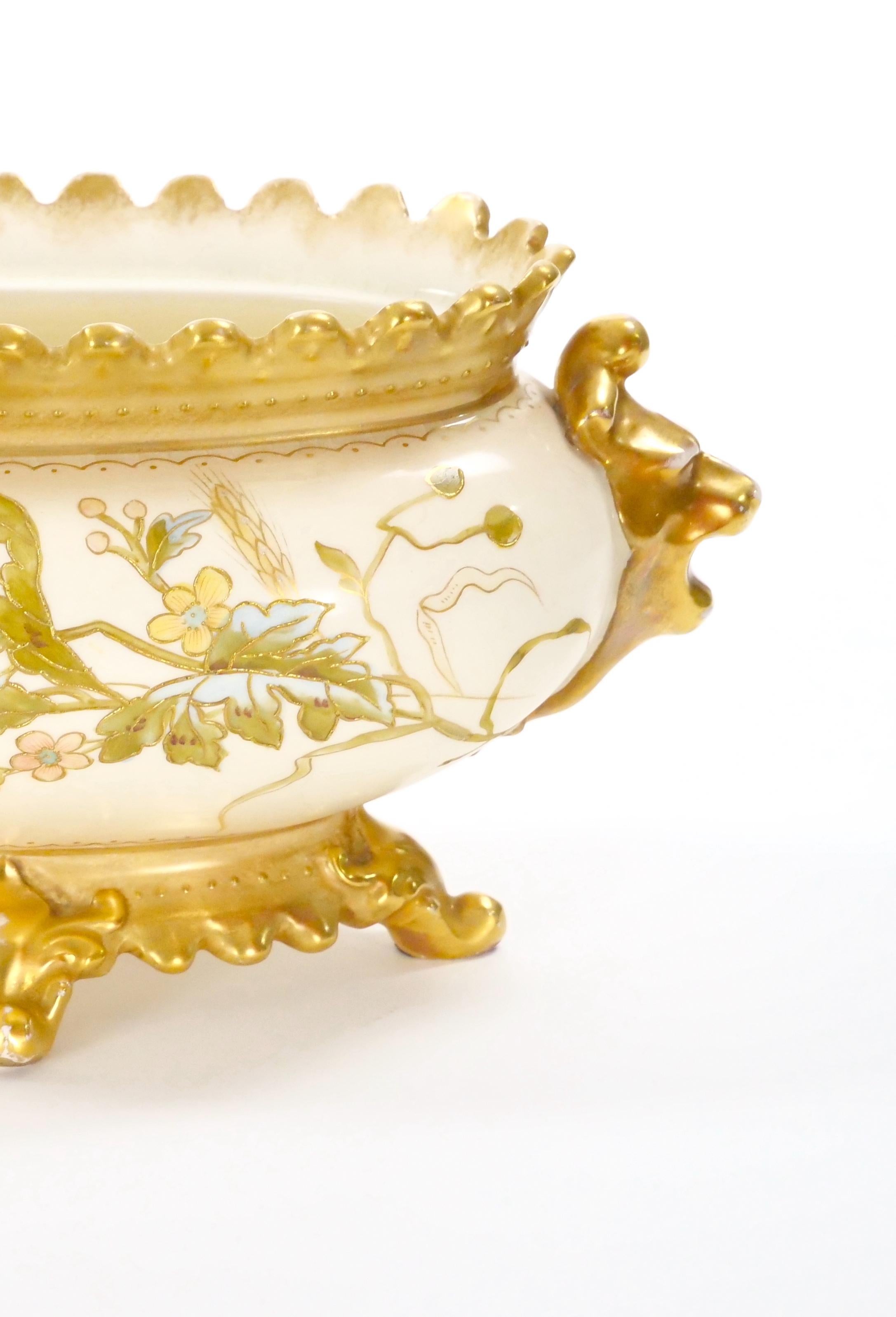 Dorato Centrotavola tedesco dipinto a mano e decorato in oro con motivi floreali e fogliati in vendita