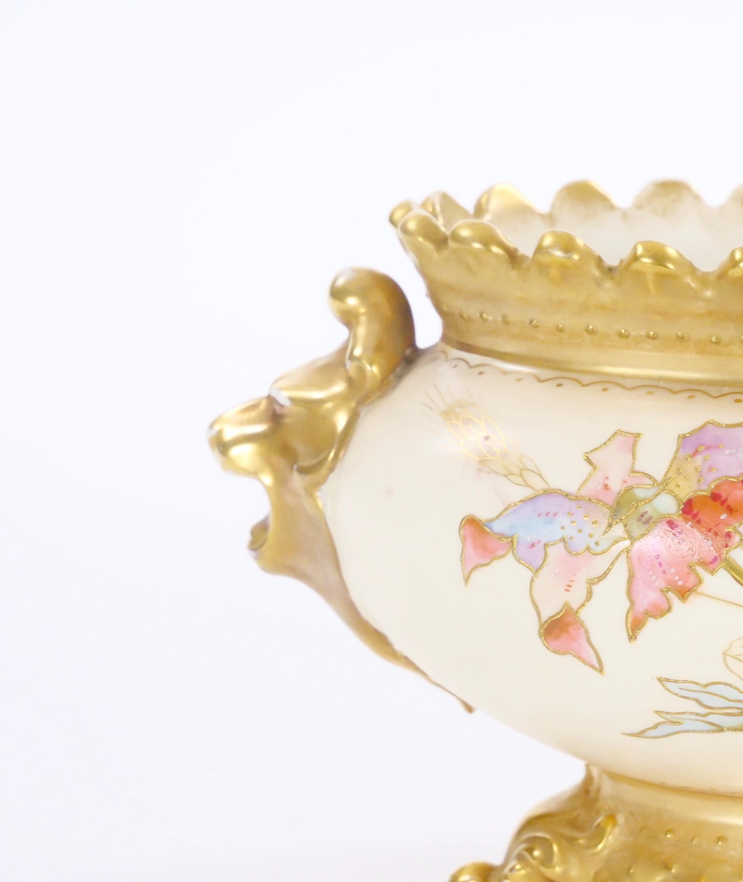 XIX secolo Centrotavola tedesco dipinto a mano e decorato in oro con motivi floreali e fogliati in vendita