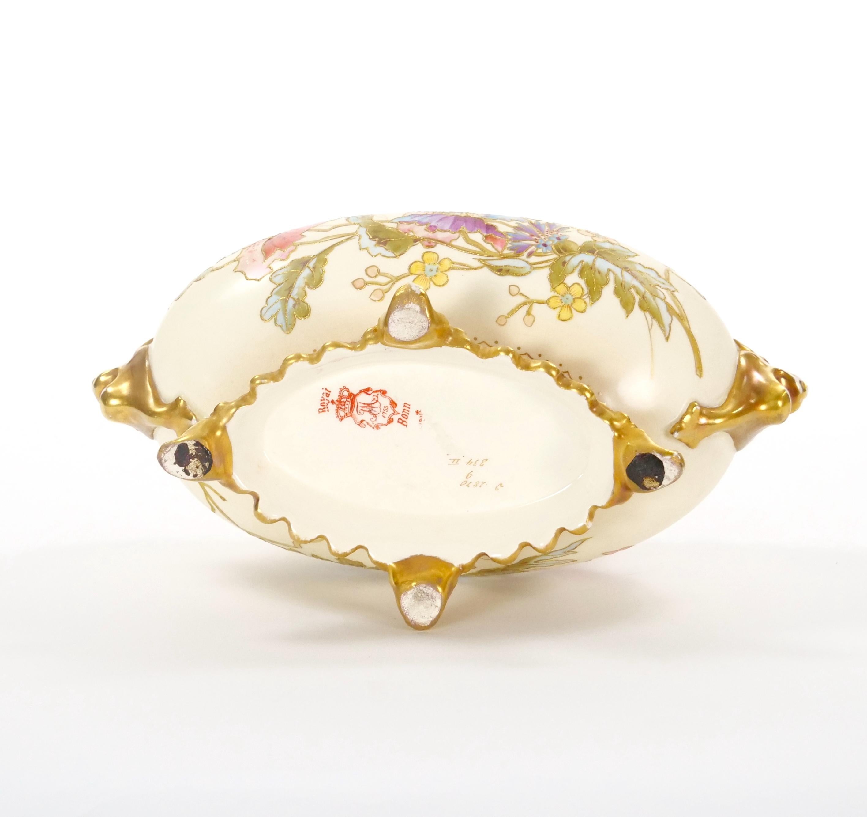 Oro Centrotavola tedesco dipinto a mano e decorato in oro con motivi floreali e fogliati in vendita