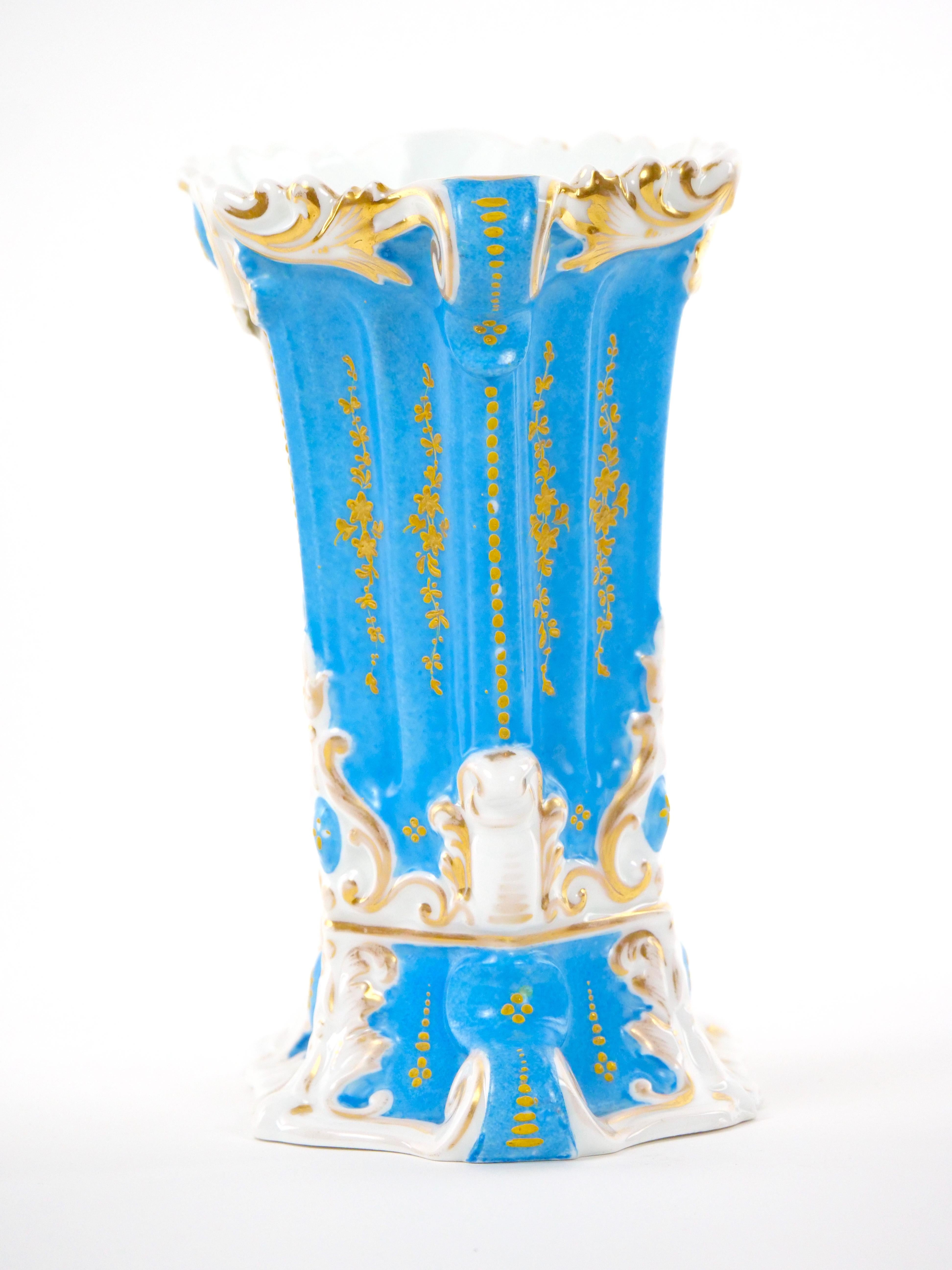Vase décoratif en porcelaine Old Paris peint à la main et décoré de dorures en vente 2