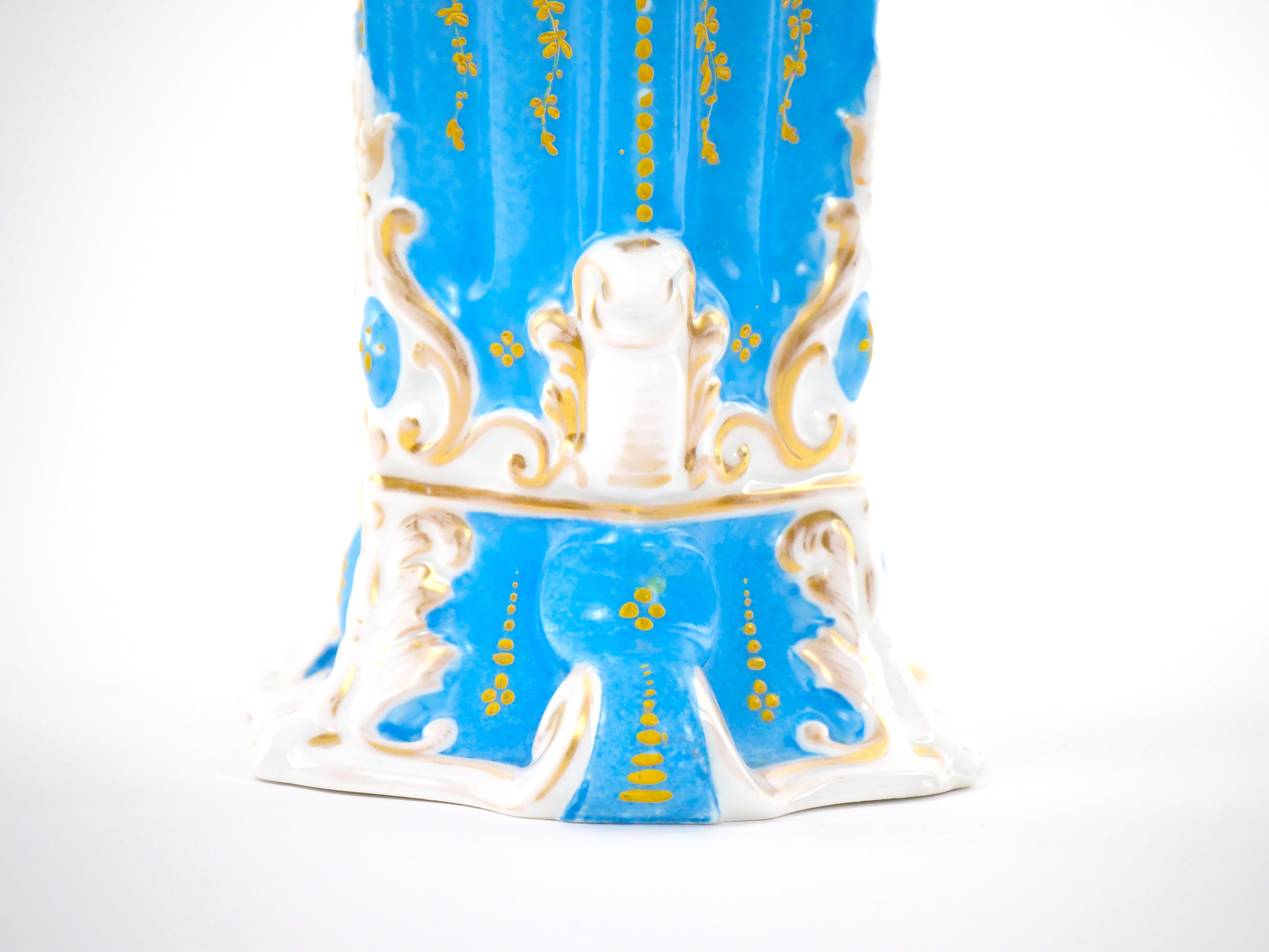 Vase décoratif en porcelaine Old Paris peint à la main et décoré de dorures en vente 3