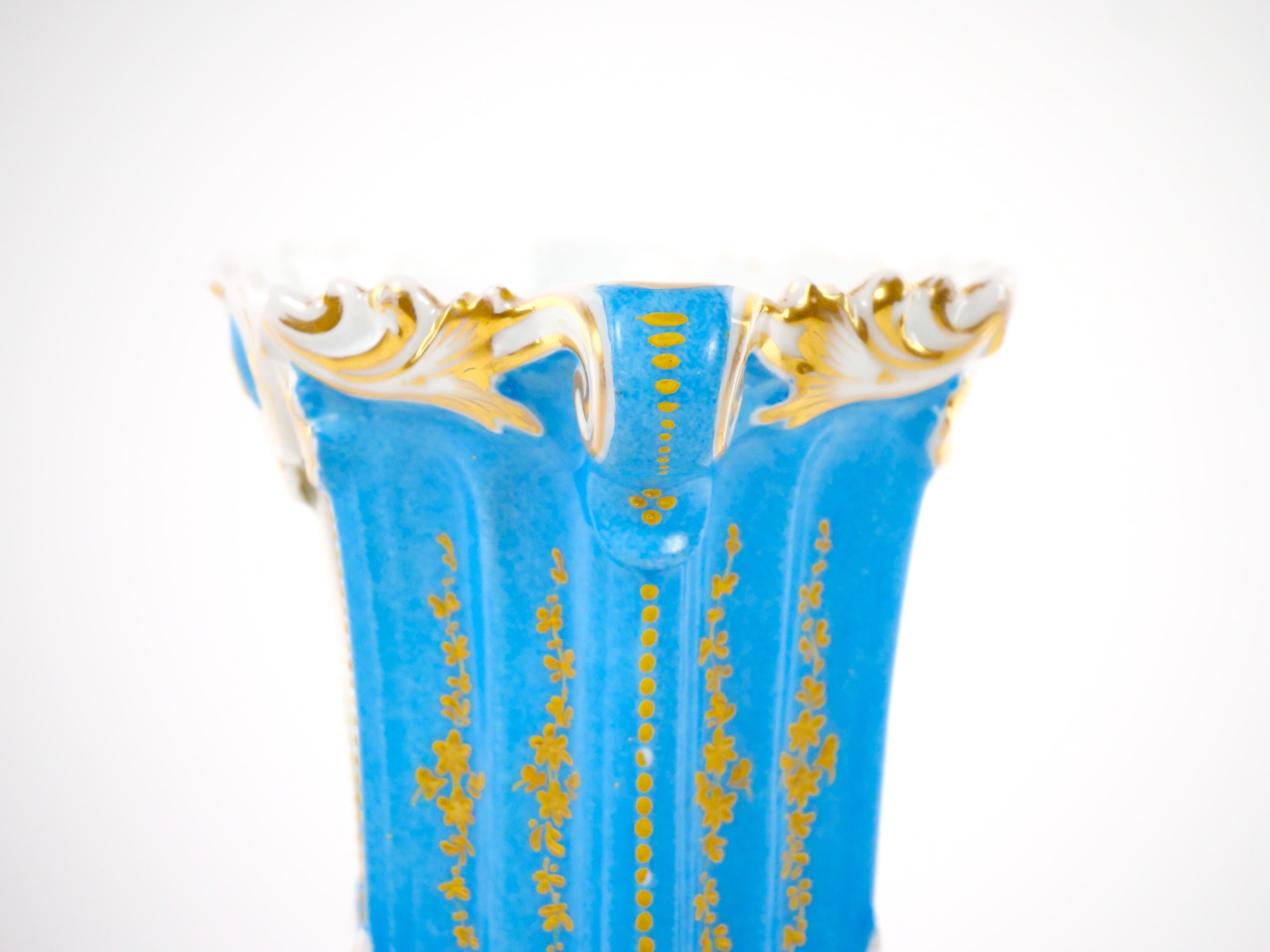 Vase décoratif en porcelaine Old Paris peint à la main et décoré de dorures en vente 4