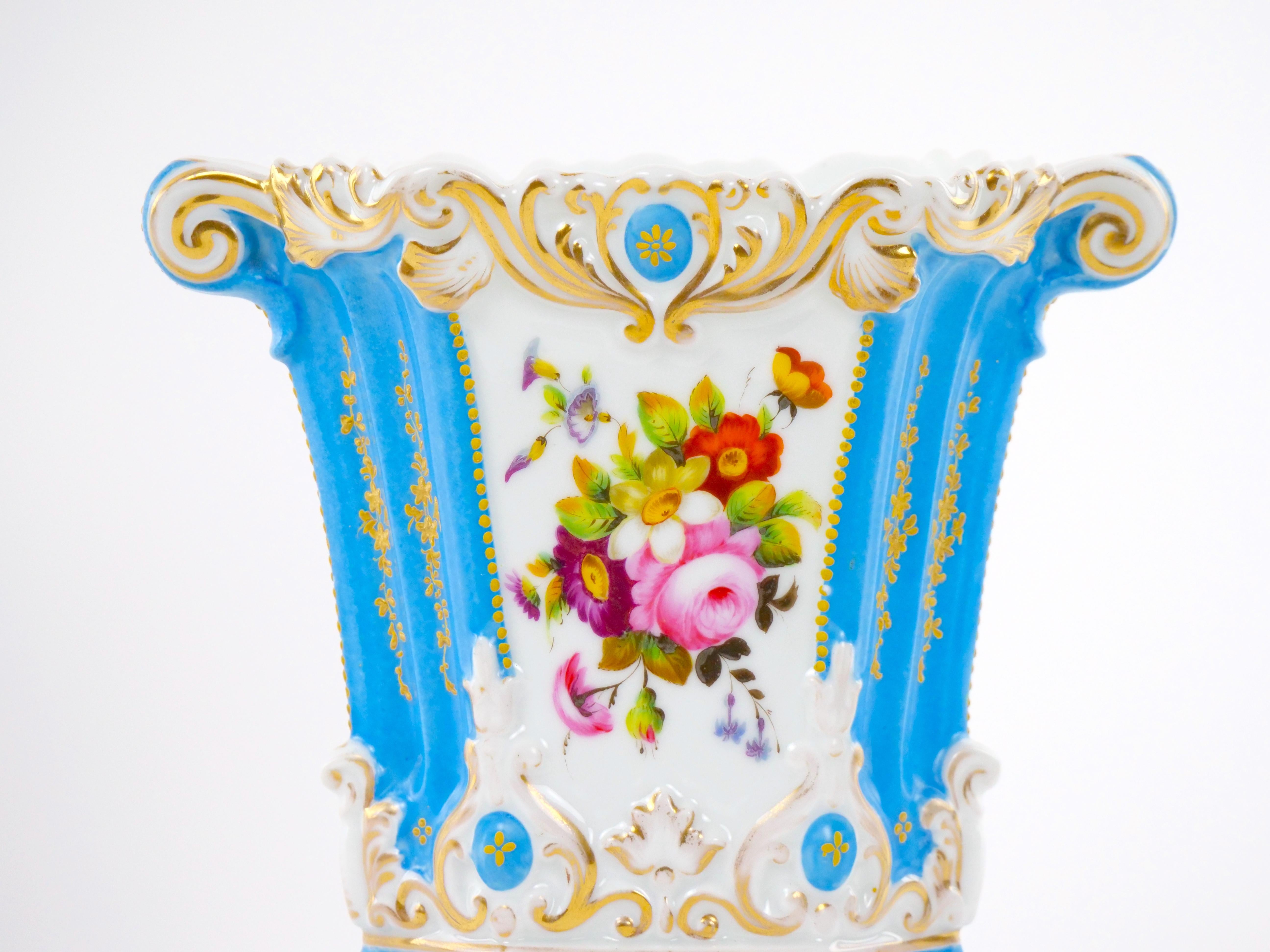 Beaux-Arts Vase décoratif en porcelaine Old Paris peint à la main et décoré de dorures en vente