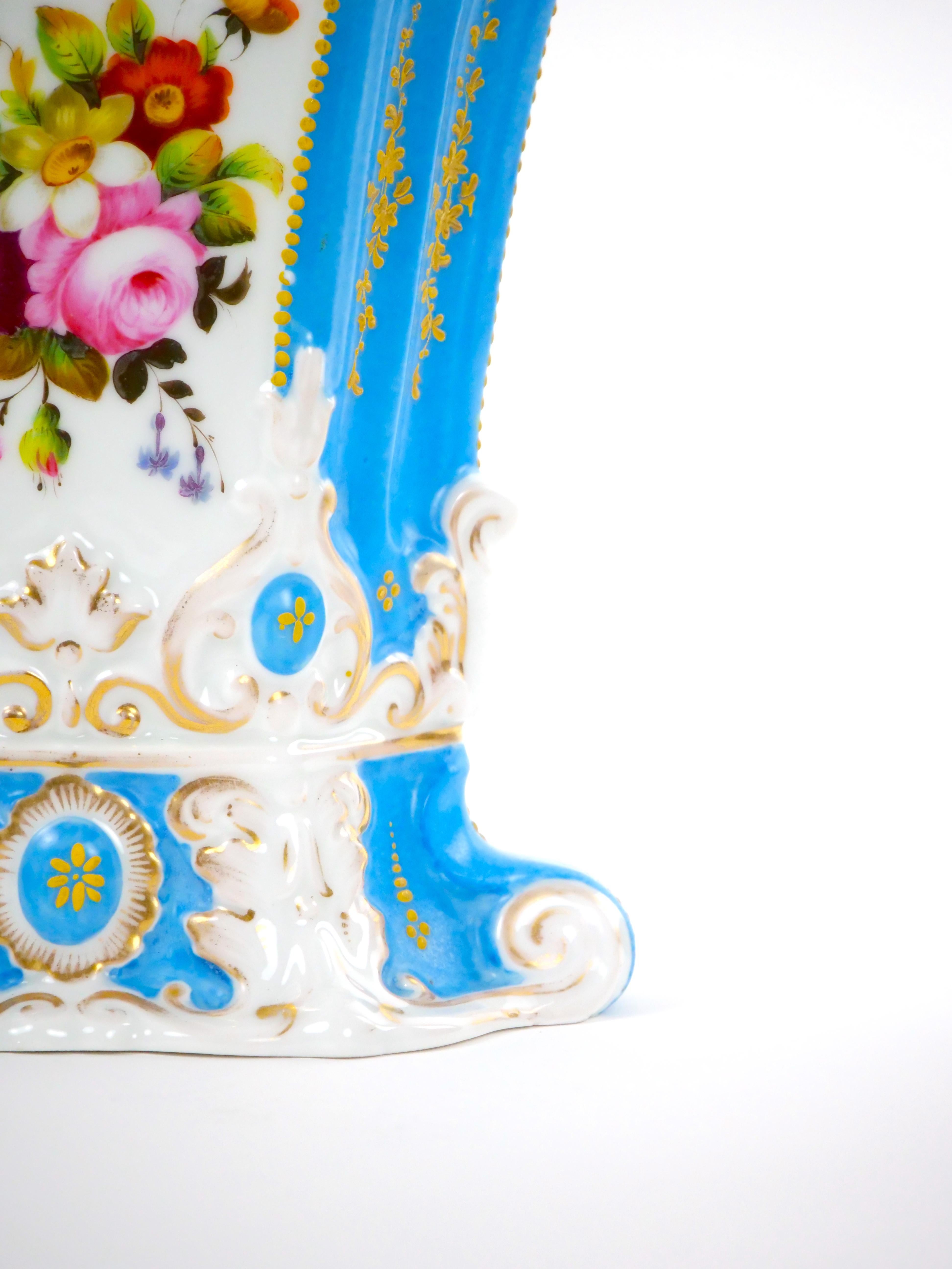 Français Vase décoratif en porcelaine Old Paris peint à la main et décoré de dorures en vente