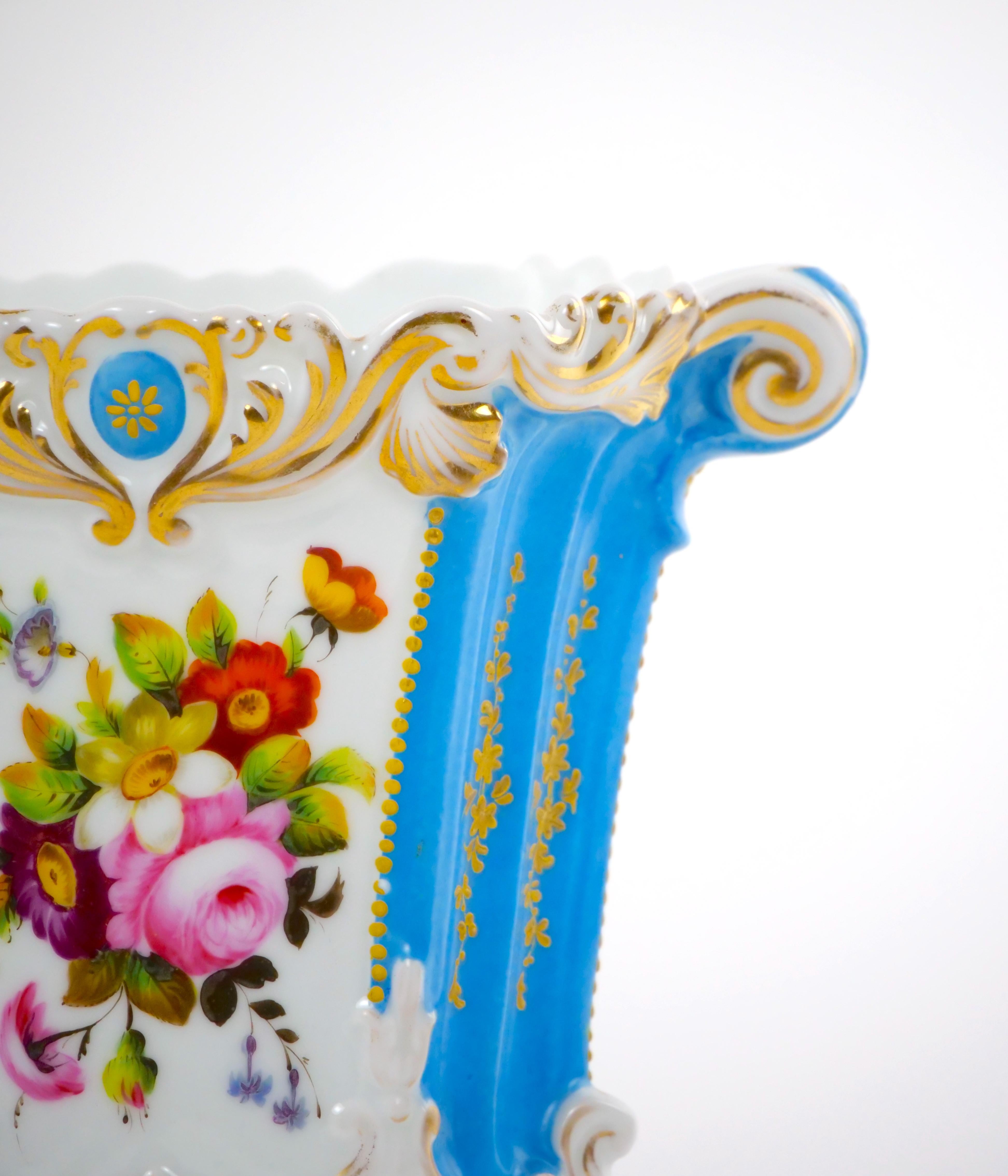 Doré Vase décoratif en porcelaine Old Paris peint à la main et décoré de dorures en vente