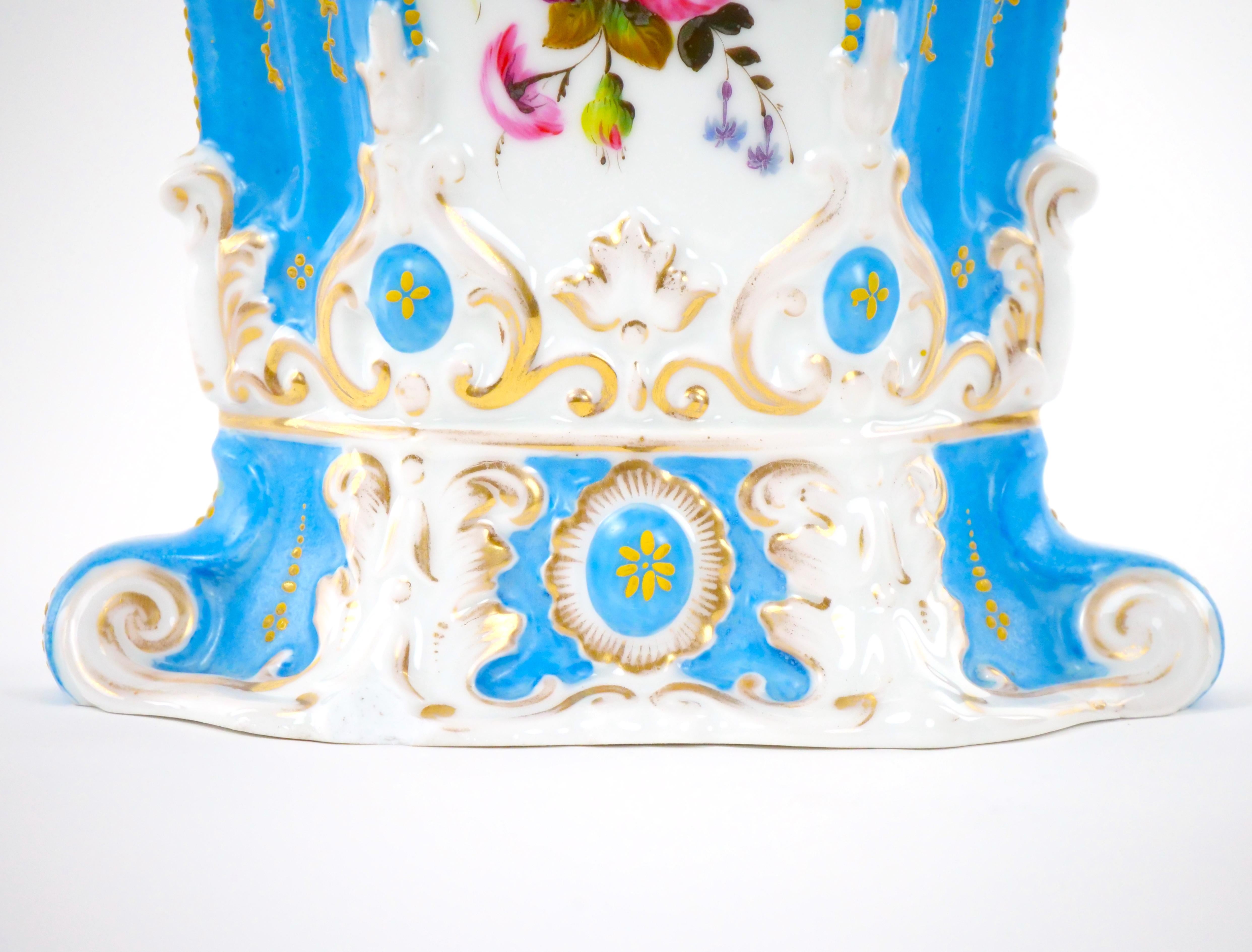 20ième siècle Vase décoratif en porcelaine Old Paris peint à la main et décoré de dorures en vente