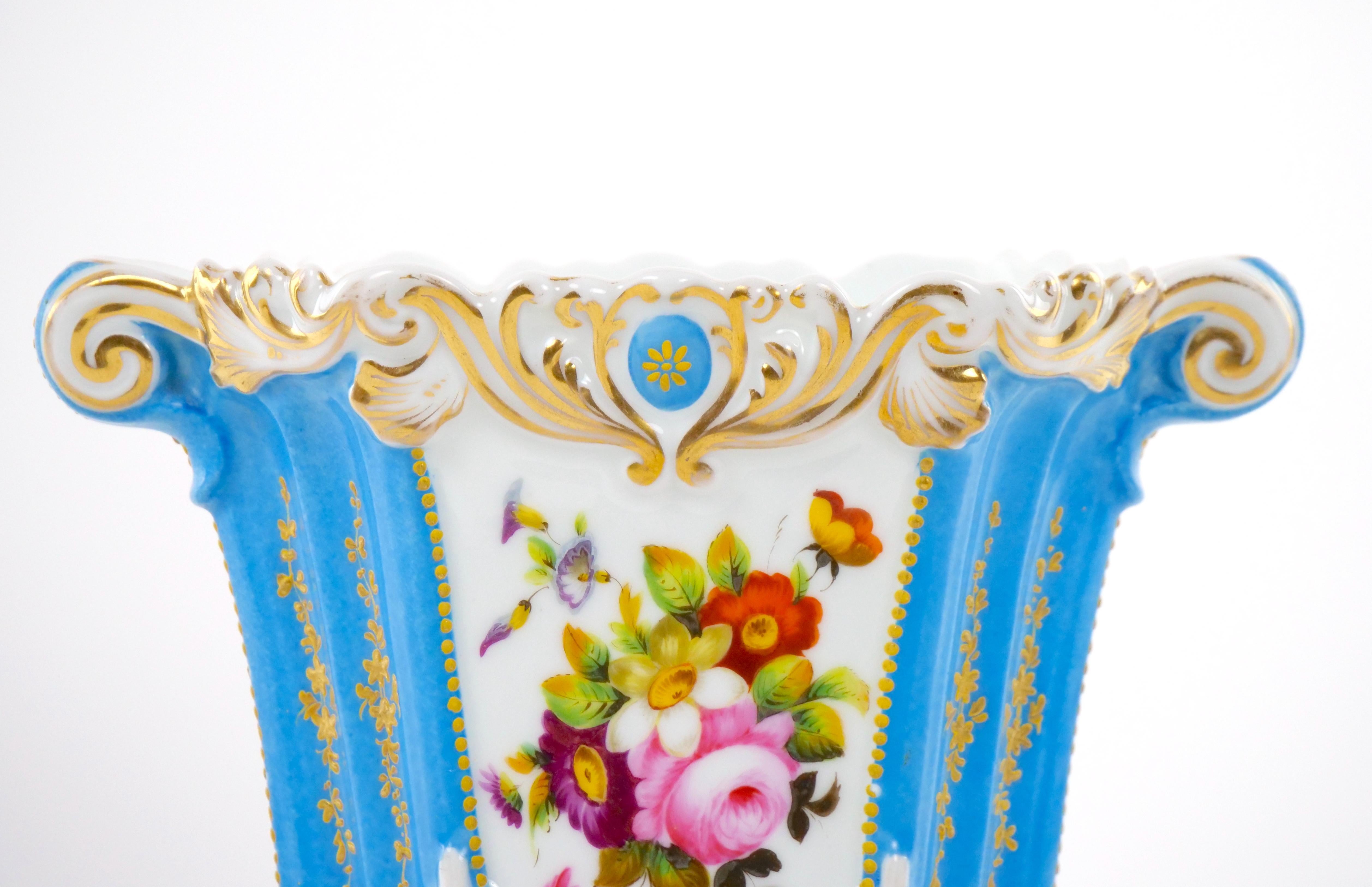 Or Vase décoratif en porcelaine Old Paris peint à la main et décoré de dorures en vente