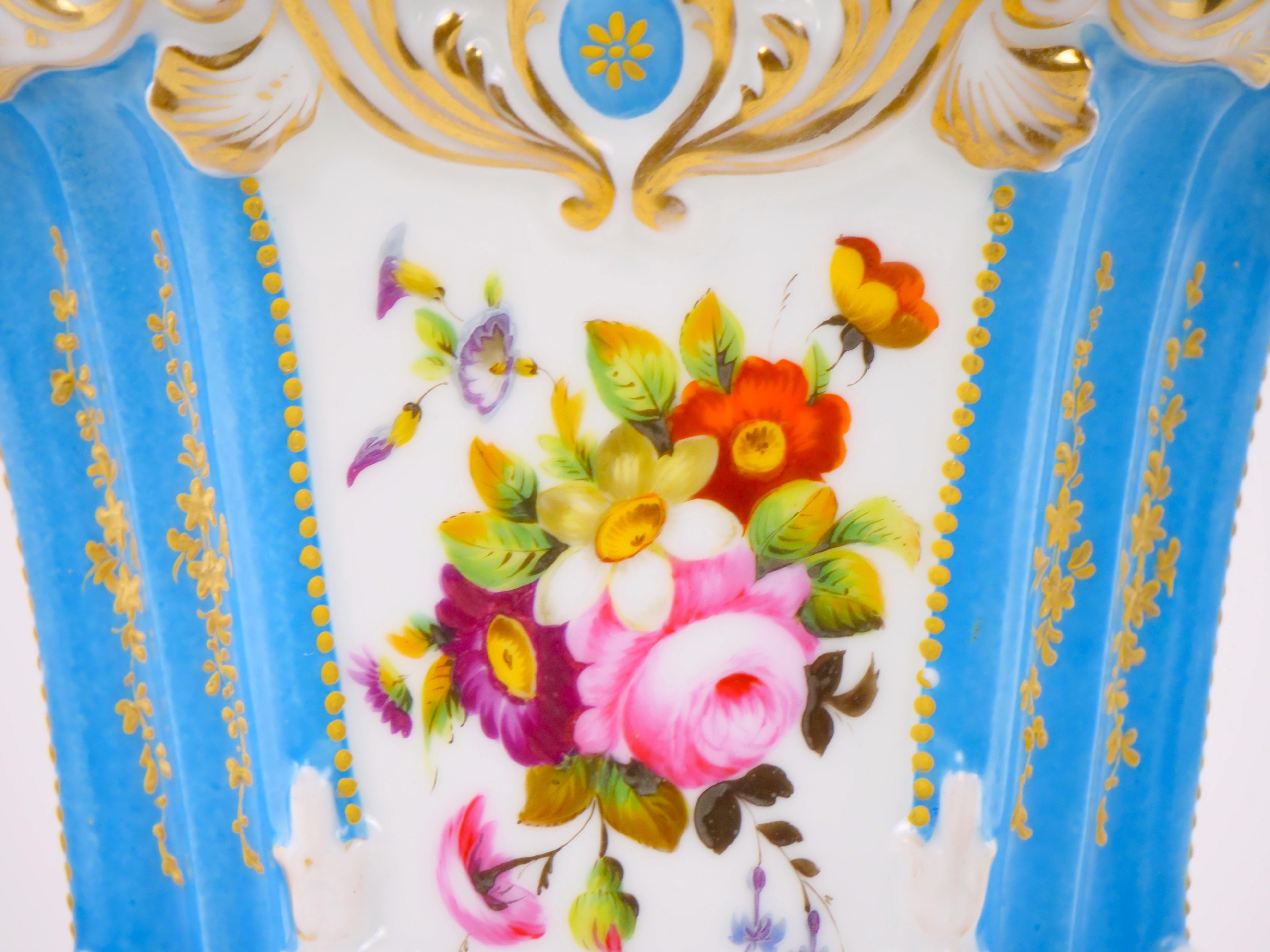 Vase décoratif en porcelaine Old Paris peint à la main et décoré de dorures en vente 1