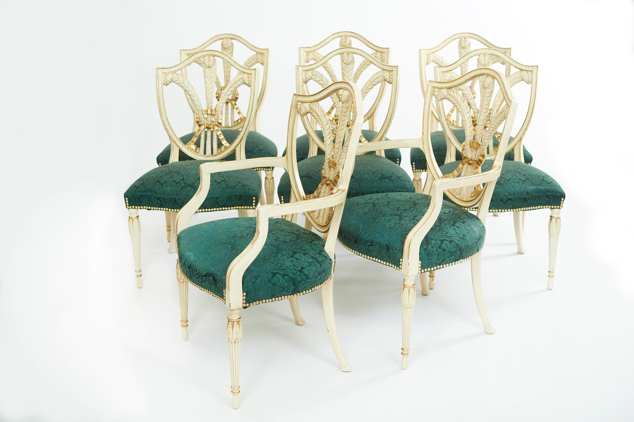 Magnifique ensemble de huit chaises de salle à manger en bois sculpté et peint à la main, recouvertes de damas de soie vert foncé. L'ensemble comprend six chaises d'appoint et deux fauteuils. Chaque chaise est en très bon état avec une sellerie