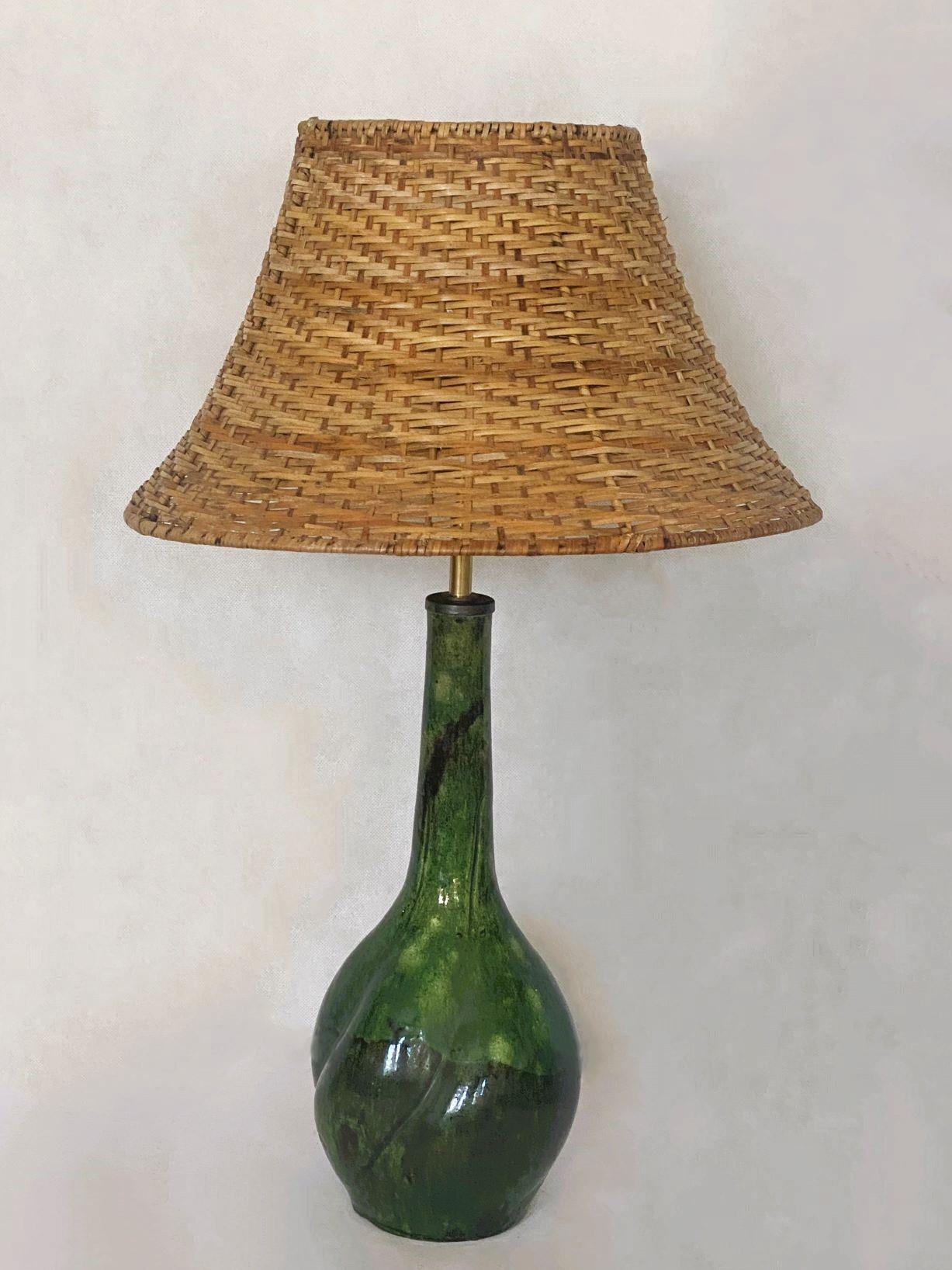 A green ceramic table lamp designed and produced in Denmark, 1960s. Features an organic motif, hand-painted and glazed, with hand-woven-wicker shade. This beautiful piece is in excelent condition, no damages, fully functional. It takes one E27 large