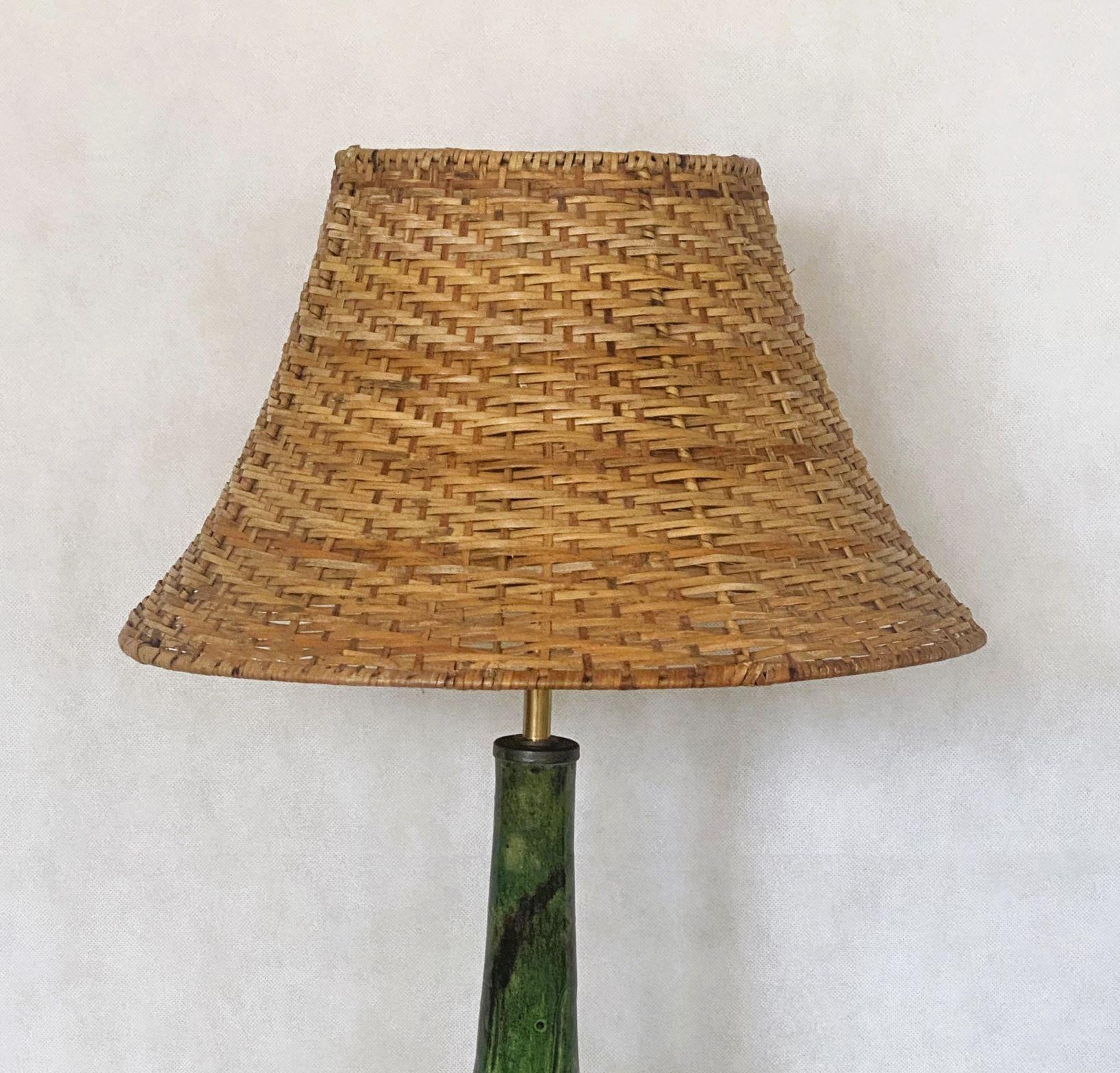 Danish Hand-Painted Glased Ceramic Table Lamp with Wicker Shade, 1960s In Good Condition For Sale In Frankfurt am Main, DE