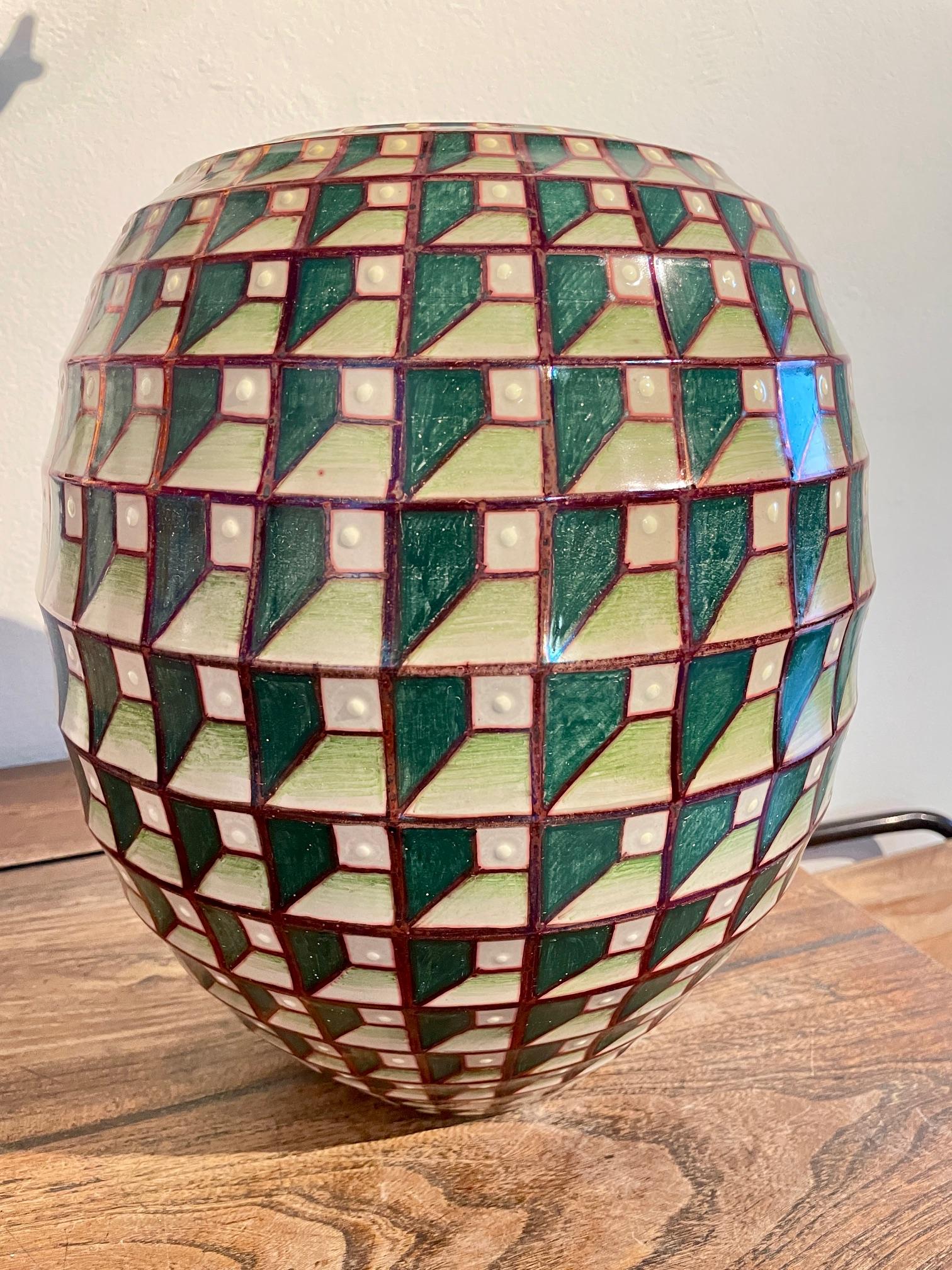 Vaso Cassettoni 2025,  maiolica dipinta a mano, cotta in  riduzione totale degli incendi
Dimensioni: 28 cm di diametro x 36 cm di altezza
Pezzo unico


Bottega Vignoli è un marchio di ceramiche artistiche con sede a Faenza, uno dei centri di
