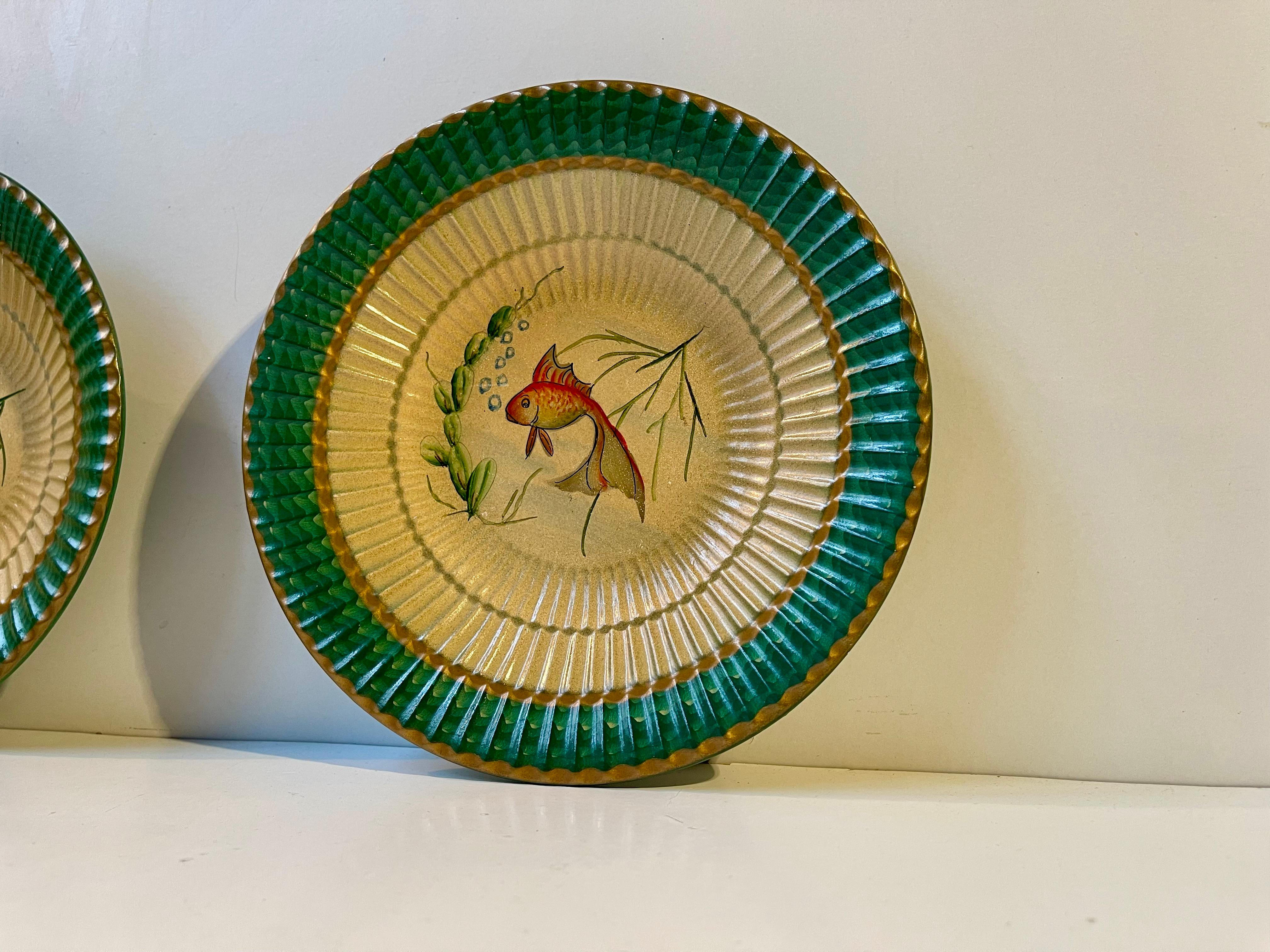 Platos de mayólica italiana verde pintados a mano con peces dorados, años 50 Art Decó en venta