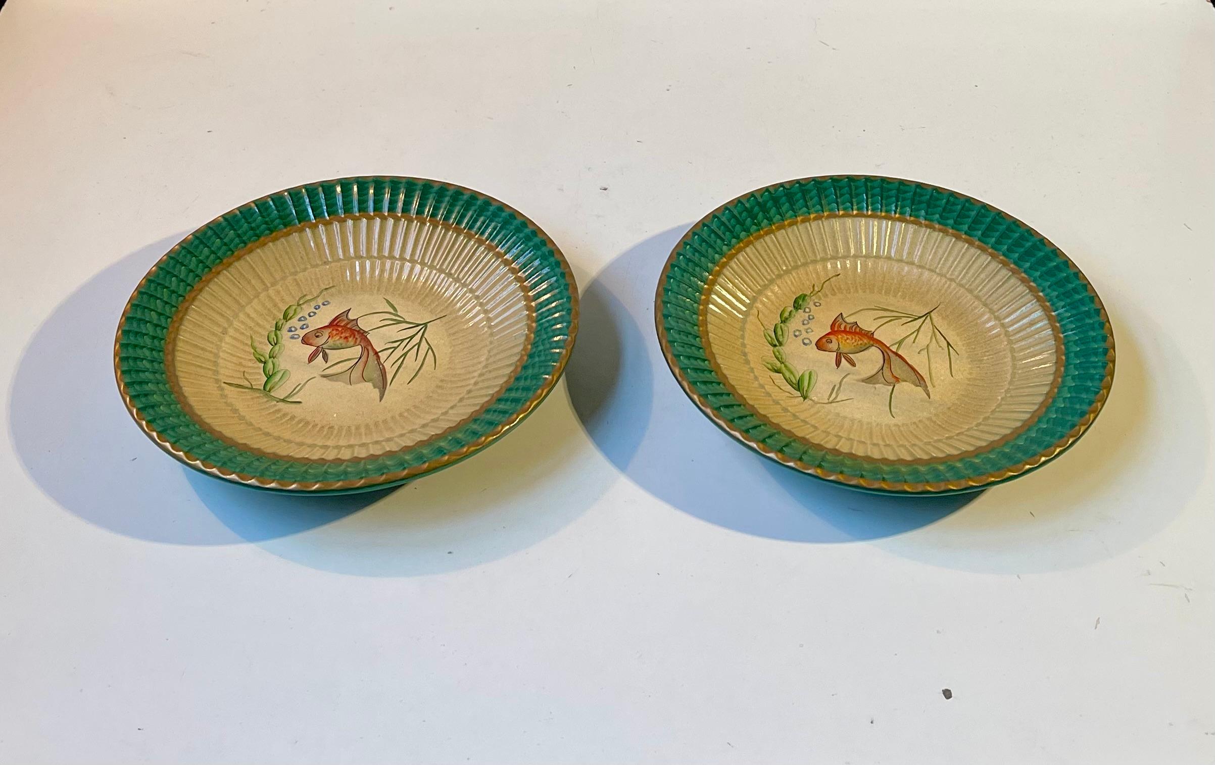 Platos de mayólica italiana verde pintados a mano con peces dorados, años 50 Italiano en venta