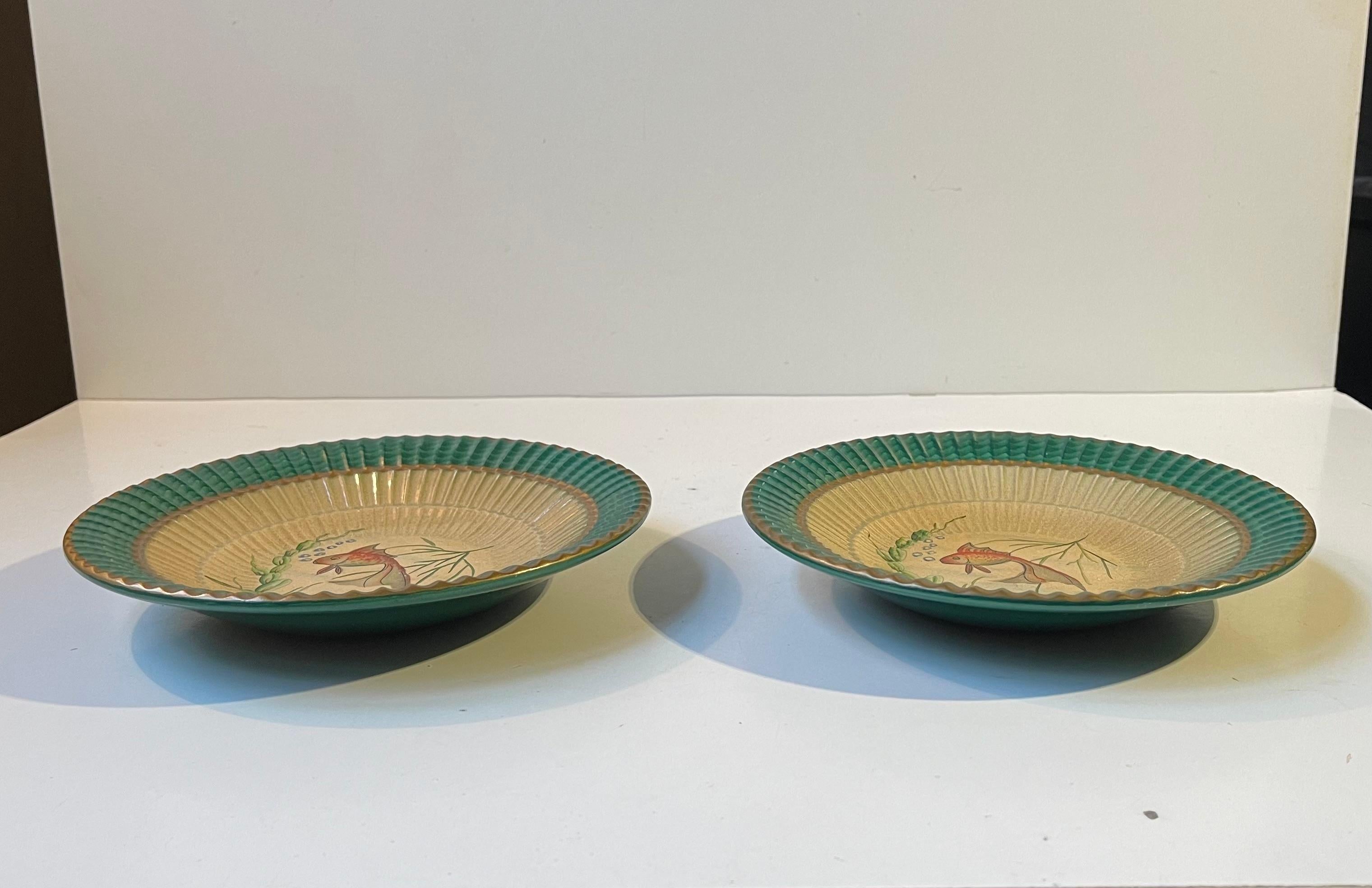 Platos de mayólica italiana verde pintados a mano con peces dorados, años 50 Pintado a mano en venta