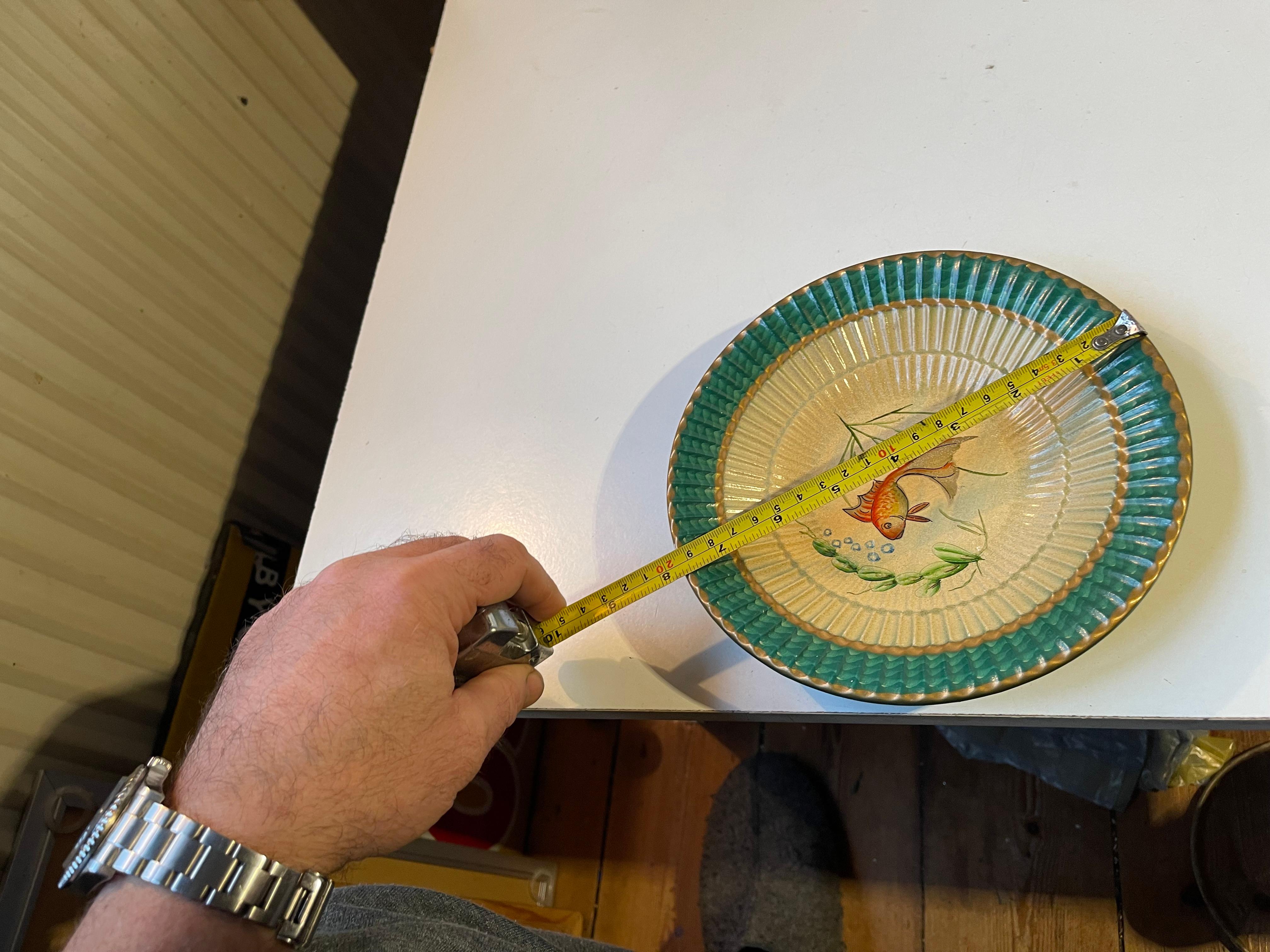 Platos de mayólica italiana verde pintados a mano con peces dorados, años 50 mediados del siglo XX en venta