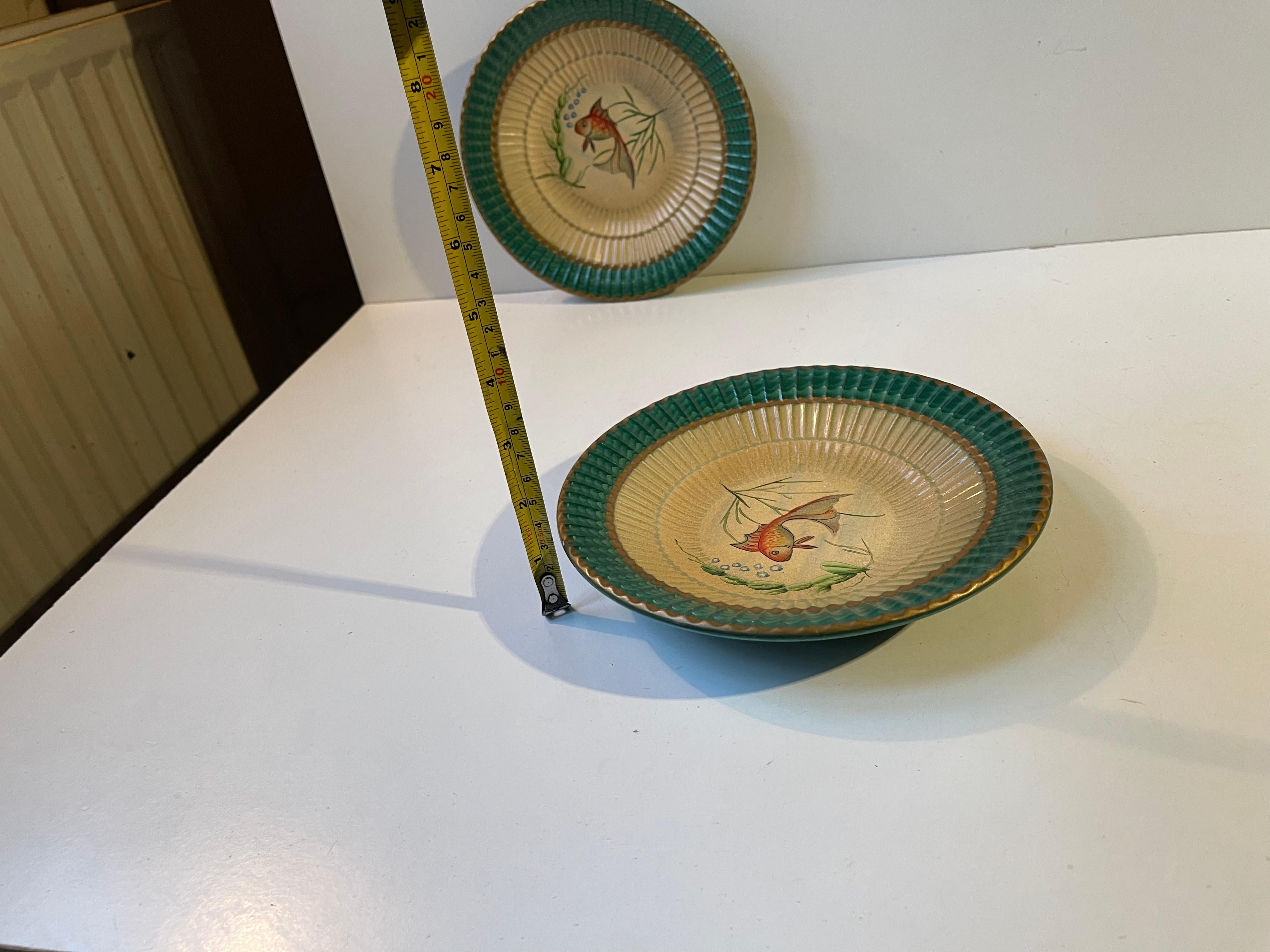 Platos de mayólica italiana verde pintados a mano con peces dorados, años 50 Mayólica en venta