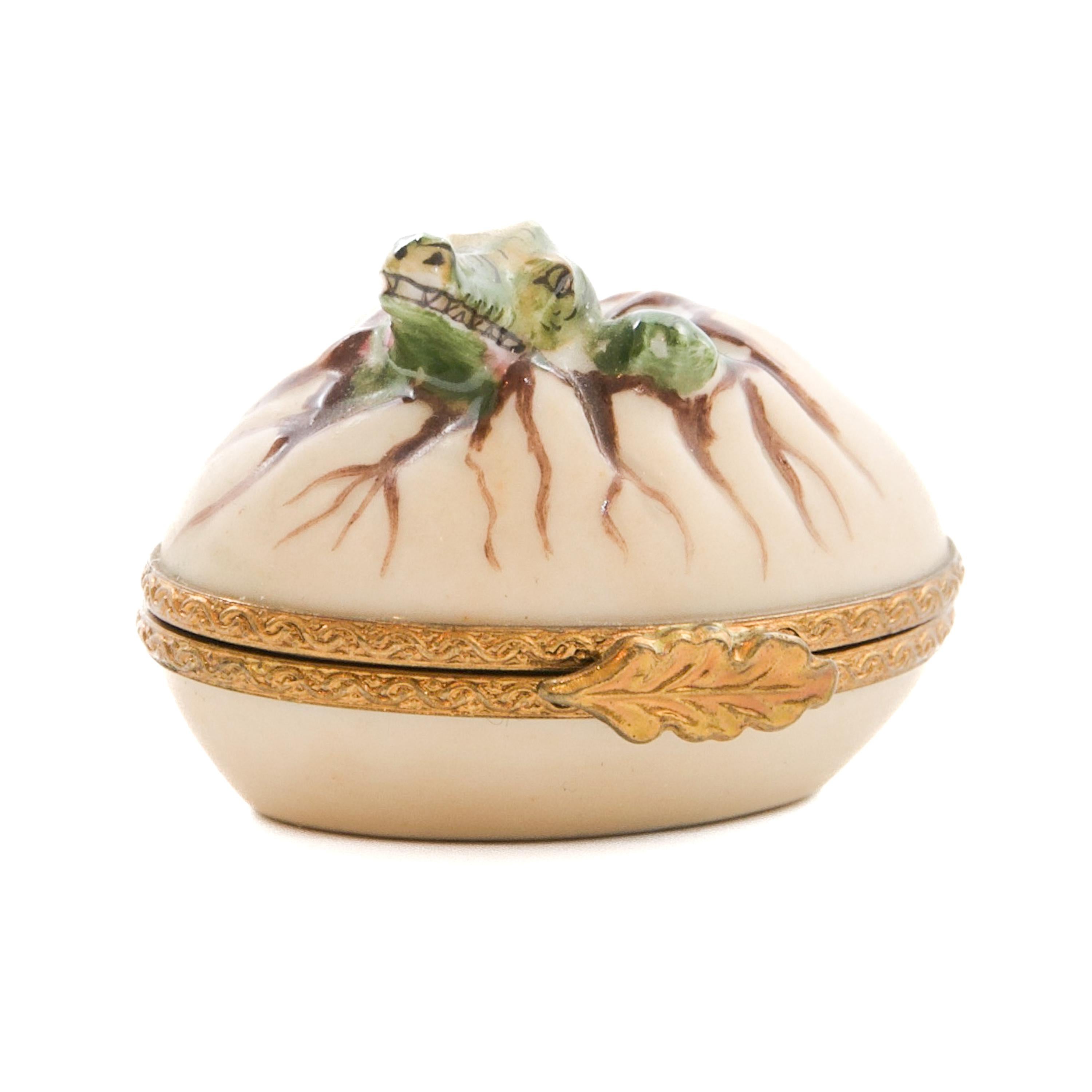 Hand-Painted Hatching Baby Crocodile Porcelain Limoges Box, France In Good Condition For Sale In Rotterdam, NL