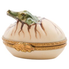 Boîte de Limoges en porcelaine, peinte à la main et attachée à un bébé crocodile, France