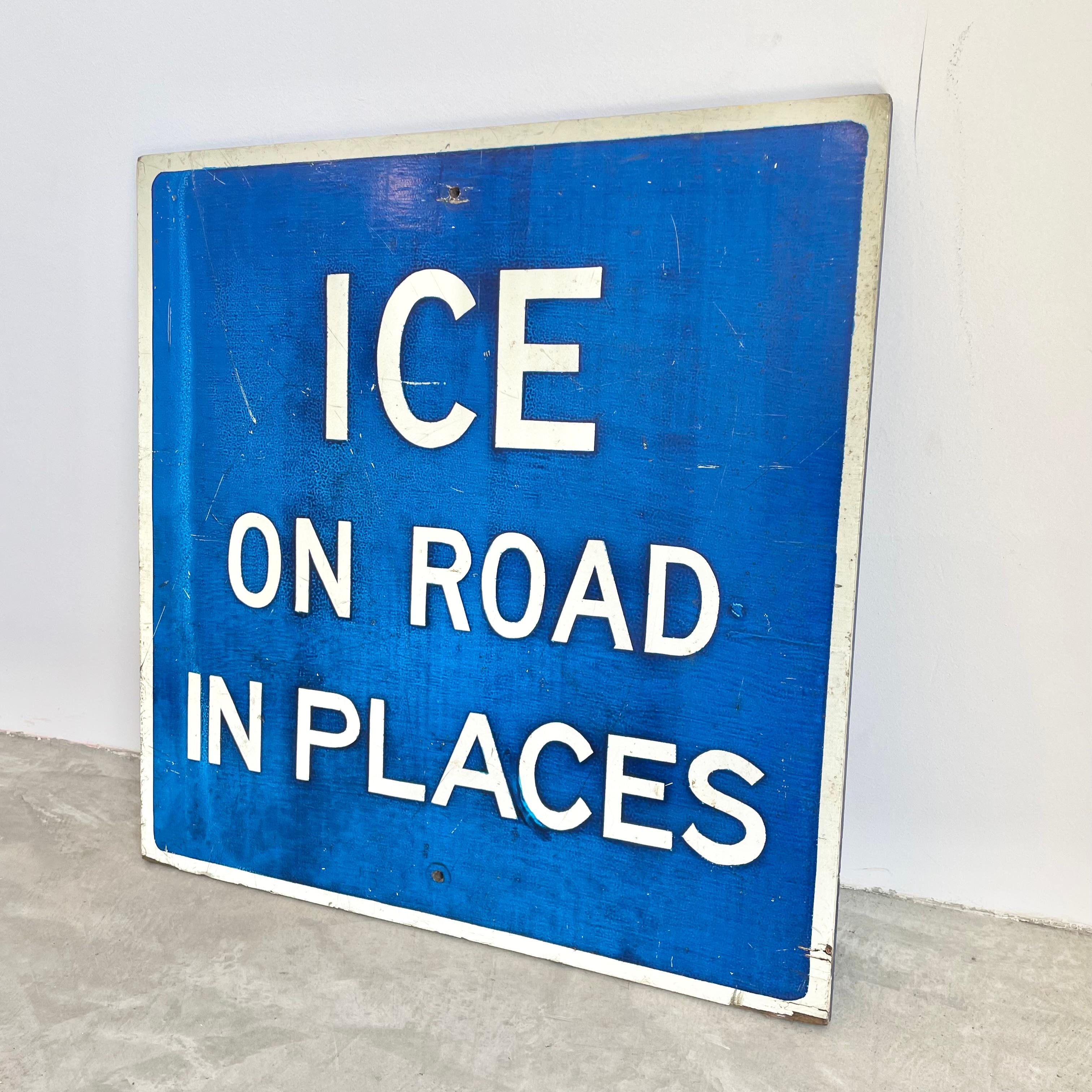 Panneau en bois peint à la main «ICE ON ROAD IN PLACES » (ICE EN ROAD IN PLACES) Bon état - En vente à Los Angeles, CA