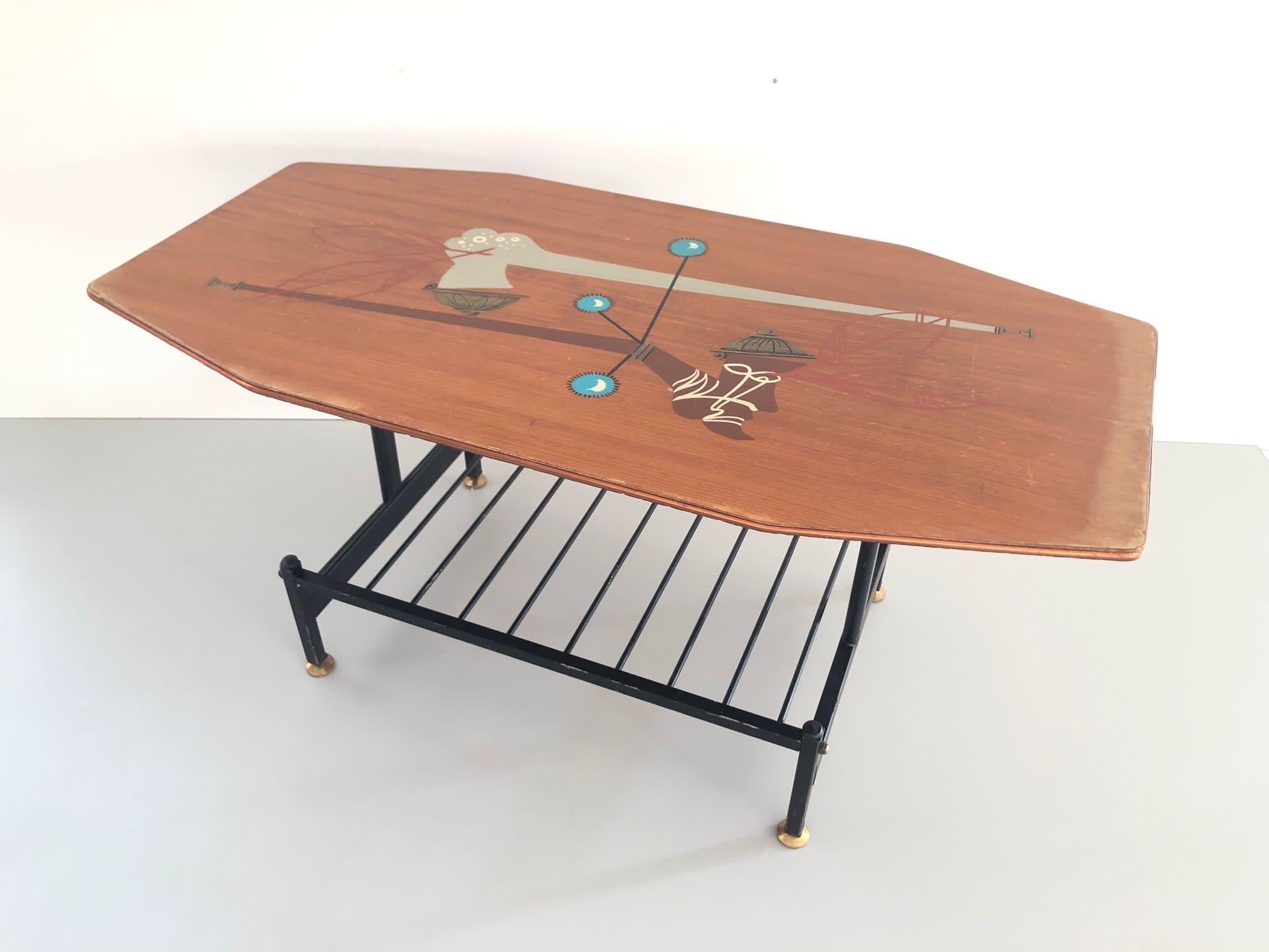 Hand-painted Illustrated Wood Coffee or Center Table, 1950s, Italy In Good Condition For Sale In Hagenbach, DE