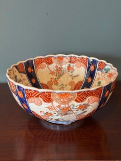 bol en Imari Porcelain peint à la main, doté d'un élégant bord festonné