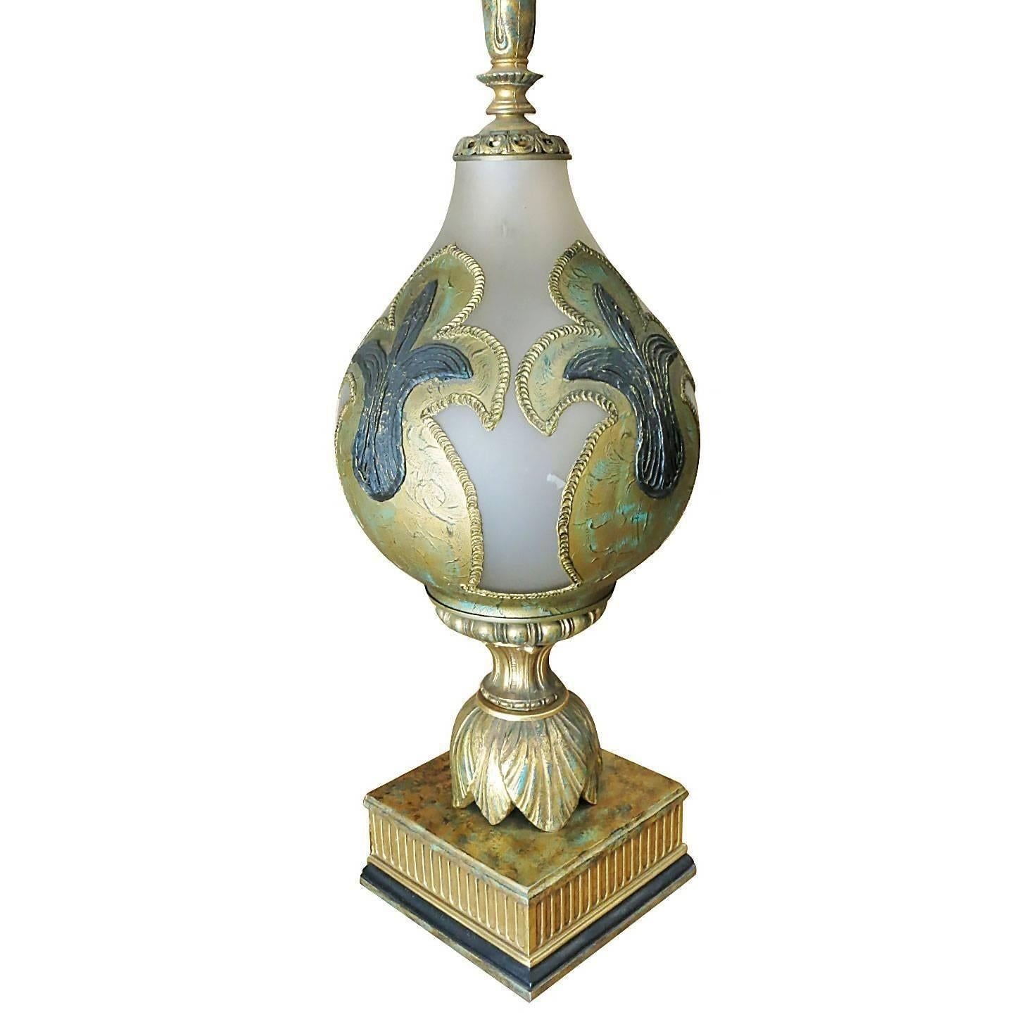 Mid-Century Modern Paire de lampes de bureau Mid-century en verre dépoli texturé peint à la main avec abat-jour en vente