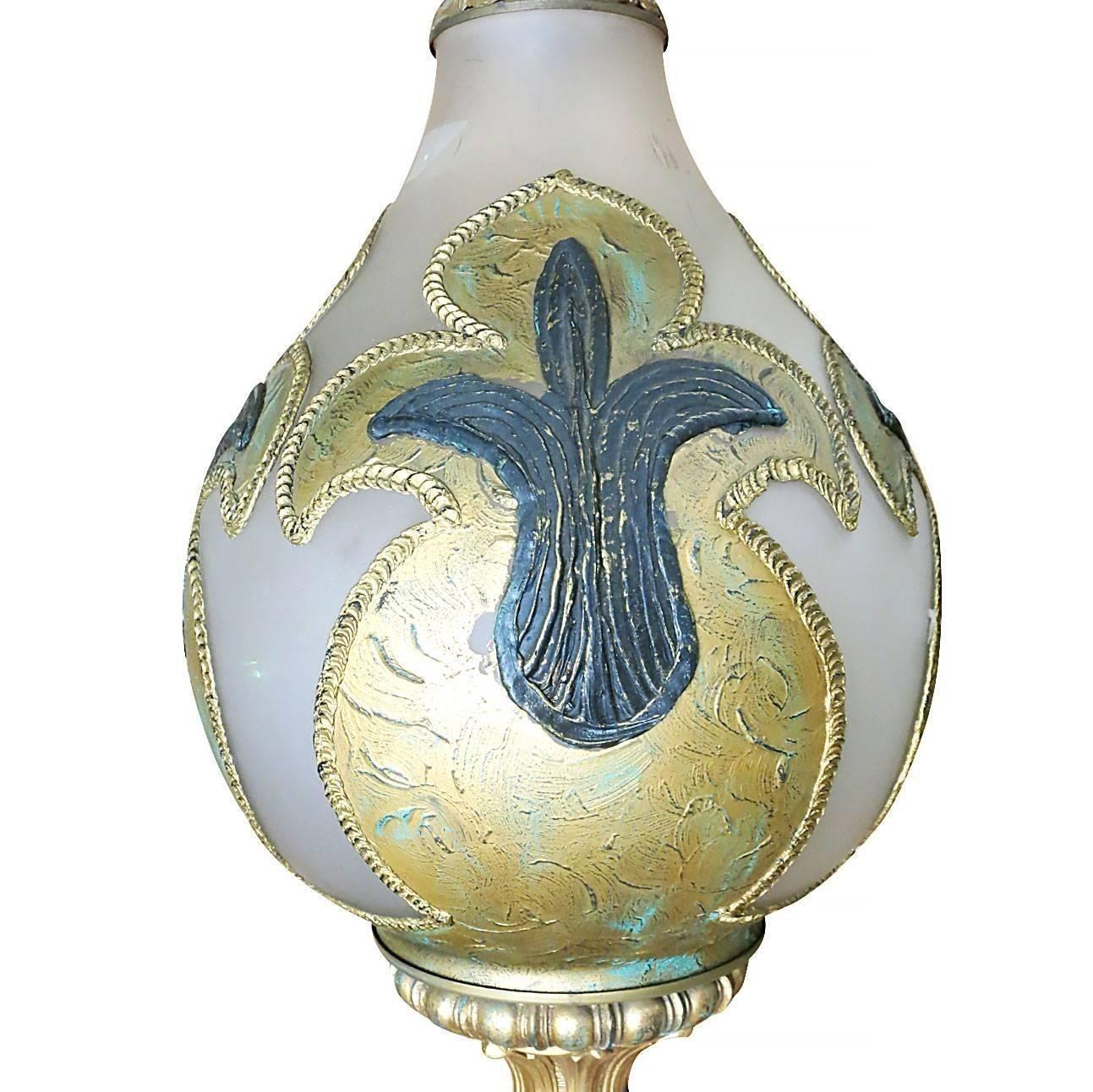 Paire de lampes de bureau Mid-century en verre dépoli texturé peint à la main avec abat-jour Excellent état - En vente à Van Nuys, CA