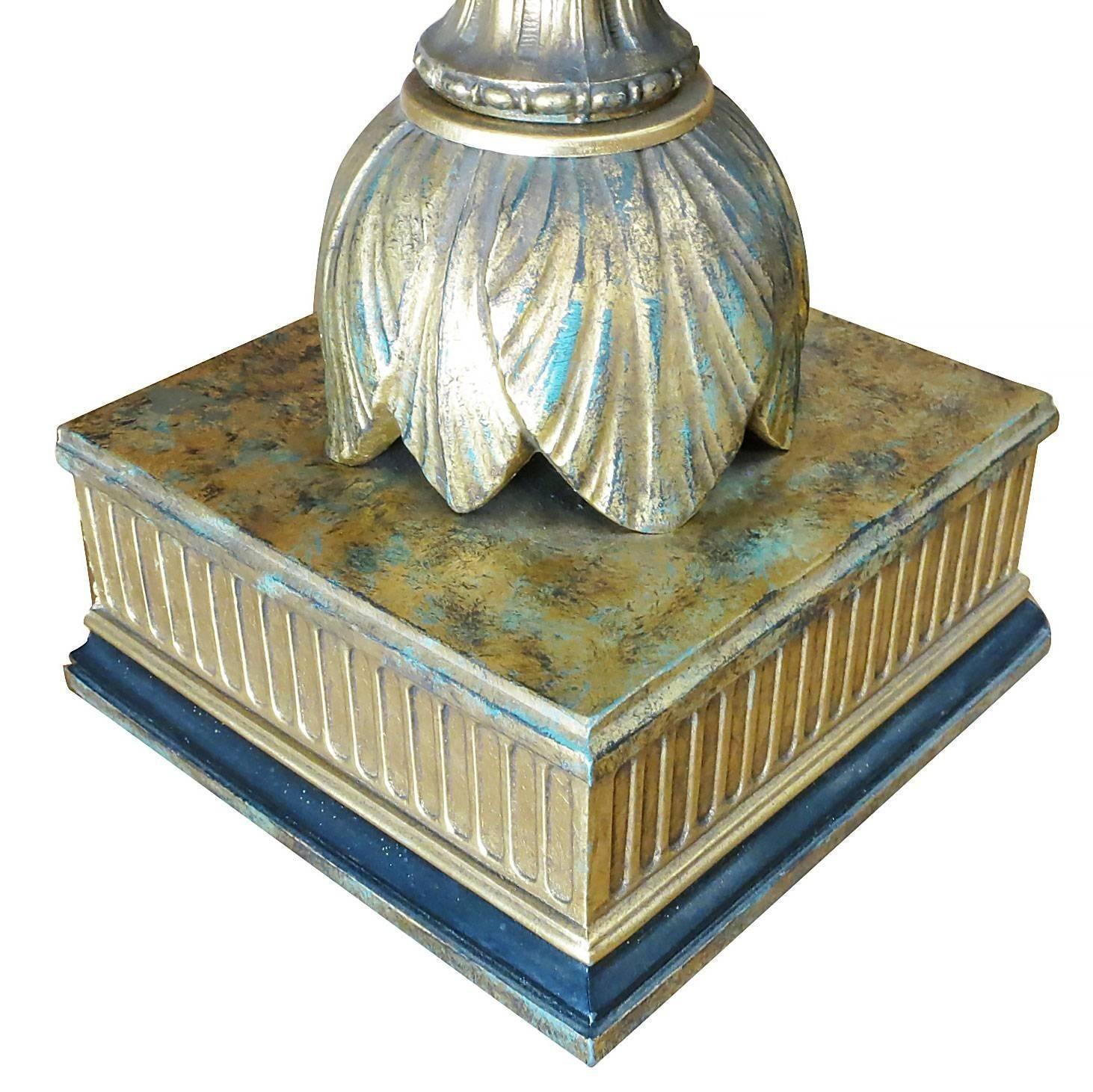 Laiton Paire de lampes de bureau Mid-century en verre dépoli texturé peint à la main avec abat-jour en vente