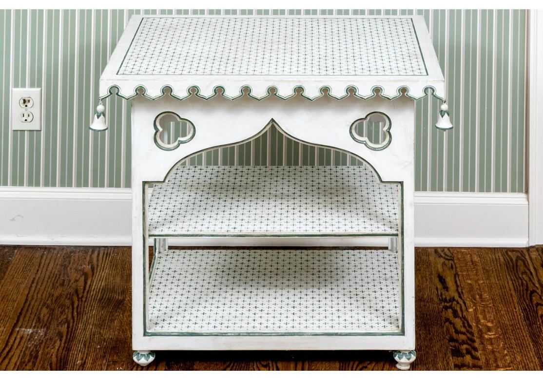 Table de chevet ou d'appoint de style indien, peinte à la main, dont le design s'inspire de l'artisanat traditionnel indien ou marocain, avec des motifs floraux ou géométriques et une finition vieillie. 

La table a un plateau caractéristique en