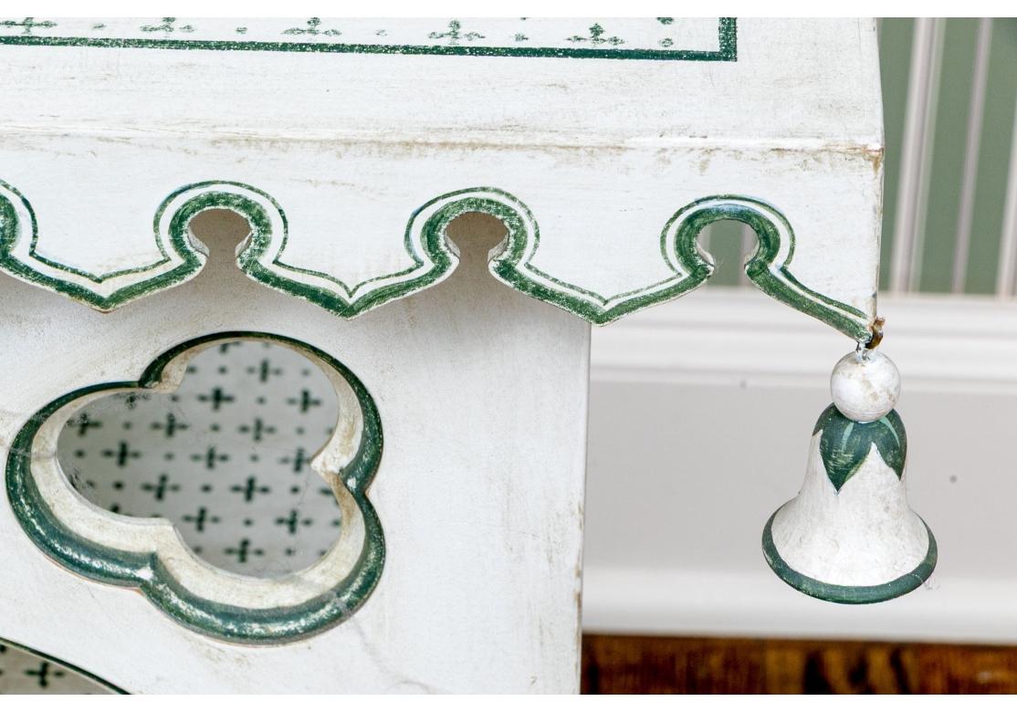 Anglo Raj Table d'appoint à étages, peinte à la main, style indien en vente