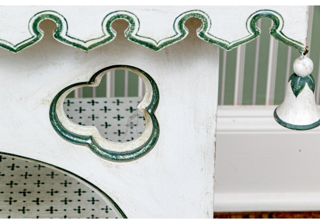 Peint à la main Table d'appoint à étages, peinte à la main, style indien en vente