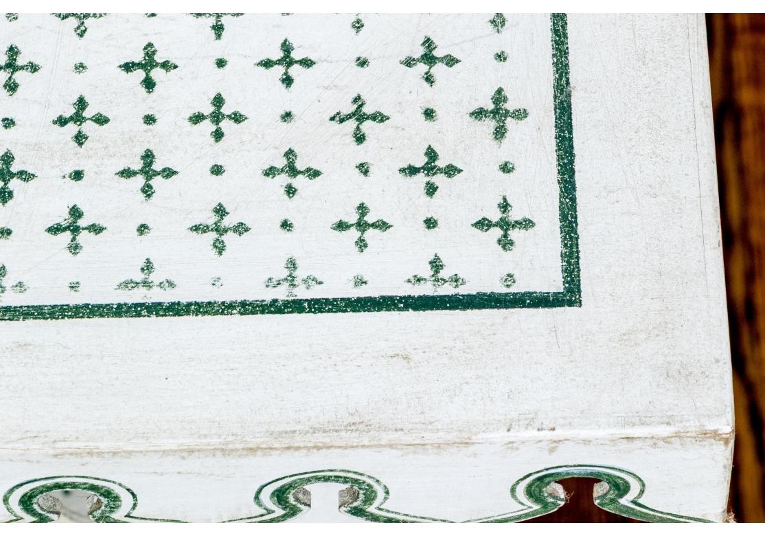 Table d'appoint à étages, peinte à la main, style indien État moyen - En vente à Bridgeport, CT