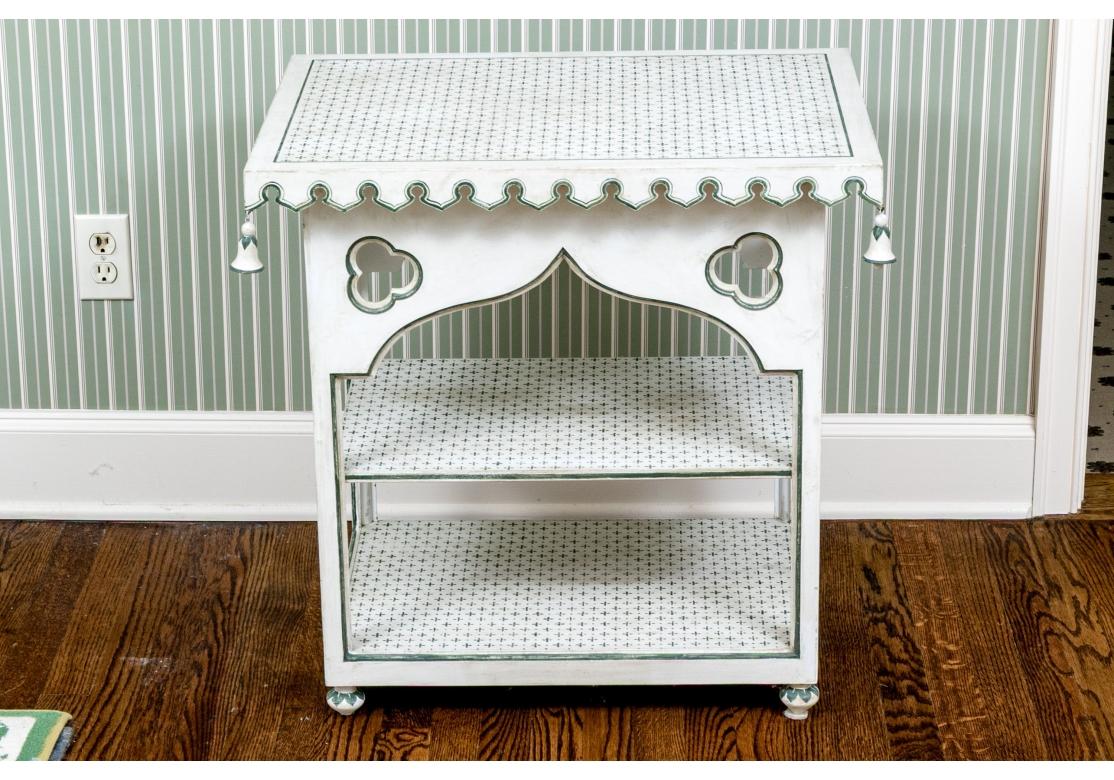 20ième siècle Table d'appoint à étages, peinte à la main, style indien en vente