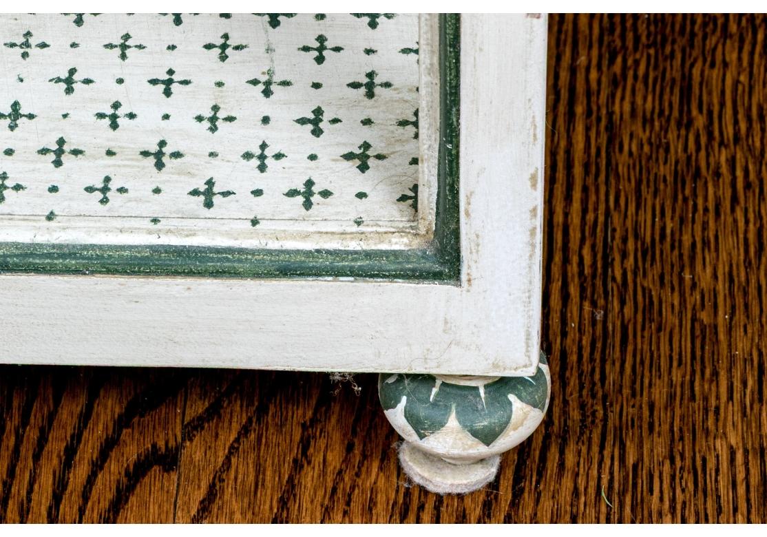 Bois Table d'appoint à étages, peinte à la main, style indien en vente