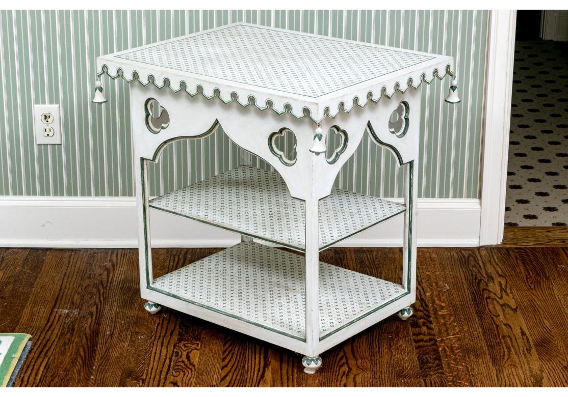 Table d'appoint à étages, peinte à la main, style indien en vente 1