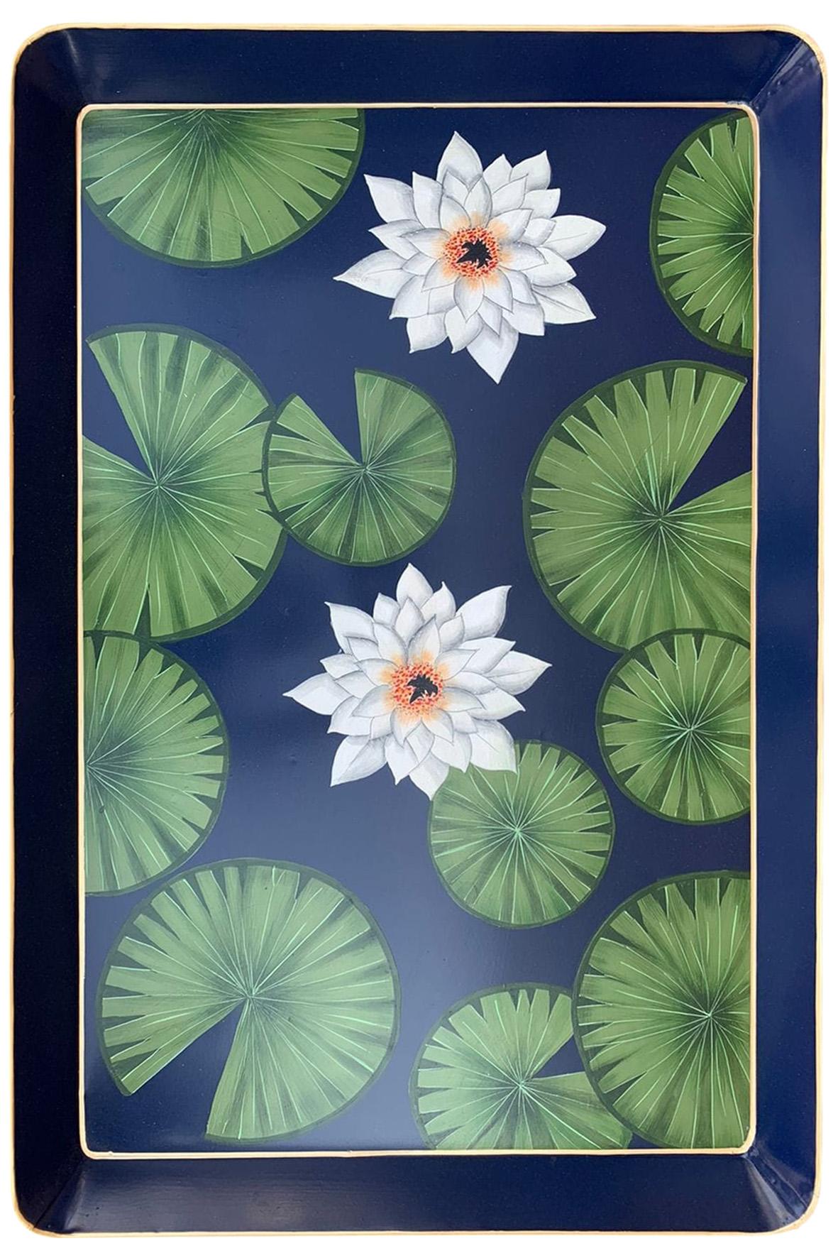 Apportez une élégance sereine à votre espace de vie avec notre exquise table basse en fer peinte à la main. Présentant un magnifique design floral et de nénuphars délicatement peints sur un fond bleu profond, cette table apporte une touche