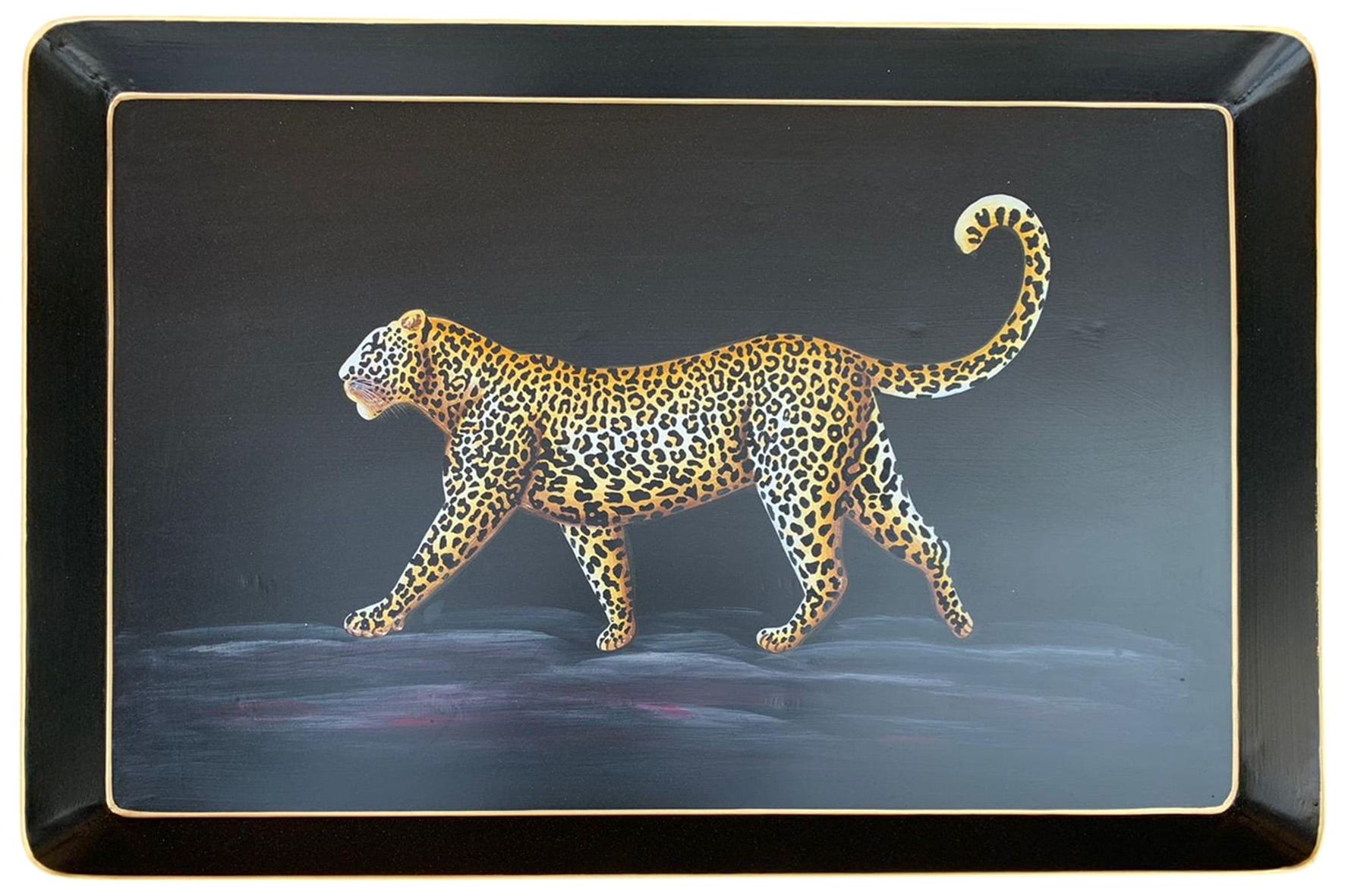 Apportez une touche de sophistication audacieuse à votre espace de vie avec notre table basse en fer peinte à la main. Dotée d'un design léopard saisissant, élégamment détaillé sur un fond noir profond, cette table est une pièce d'apparat qui ajoute