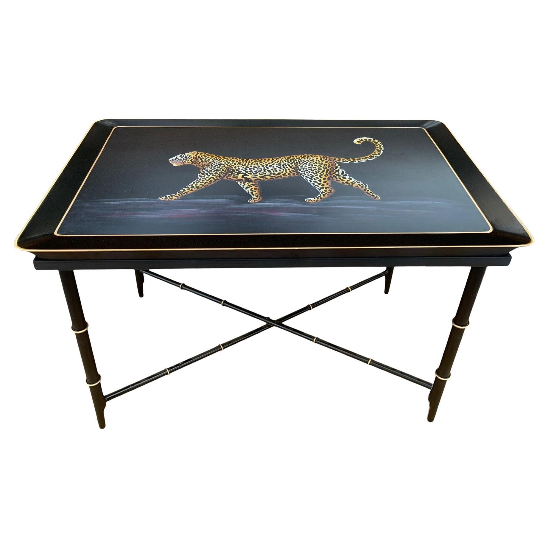 Table basse peinte à la main - Léopard en vente
