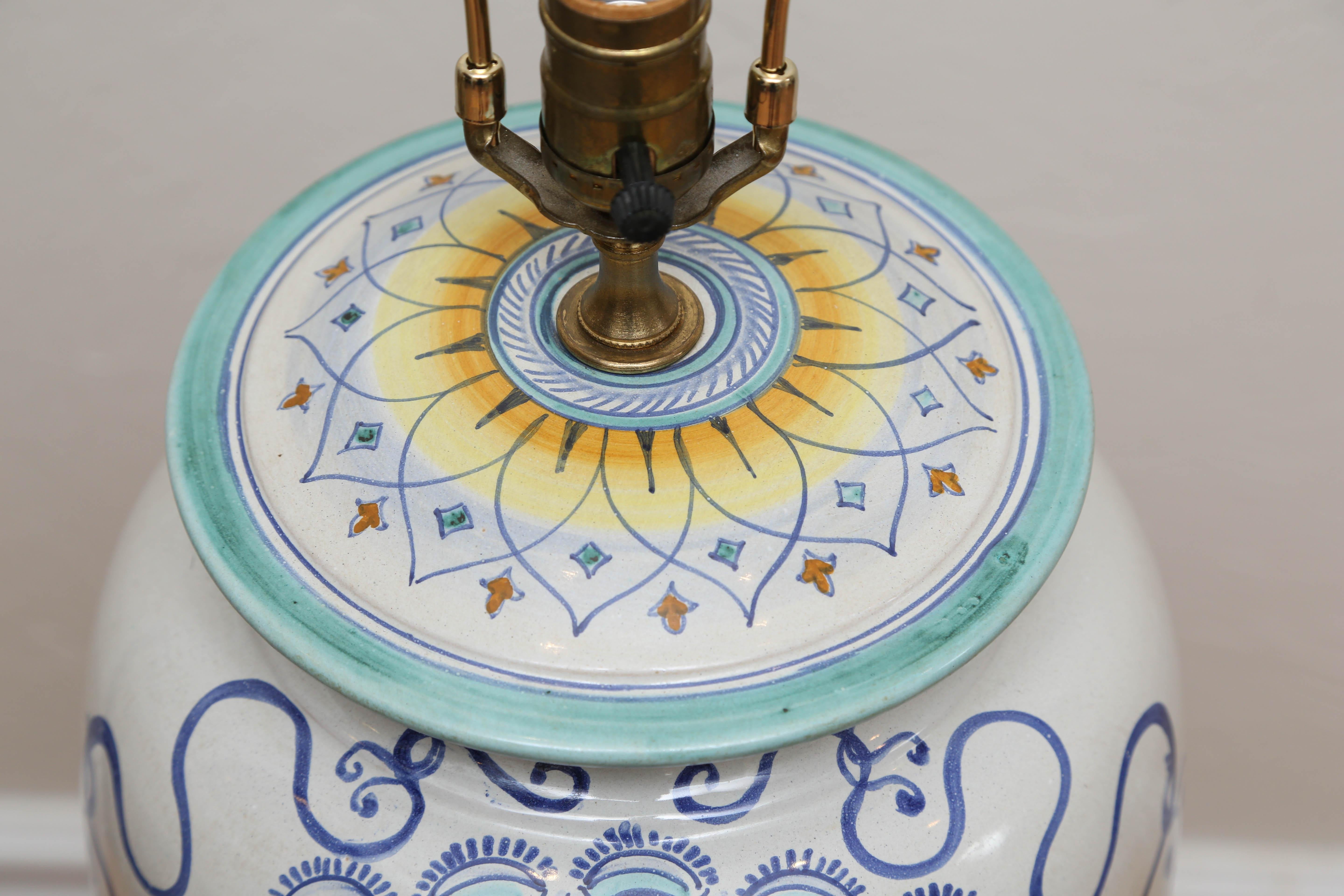 Handbemalte italienische Keramiklampe im Wappenstil, handbemalt (Italienisch) im Angebot