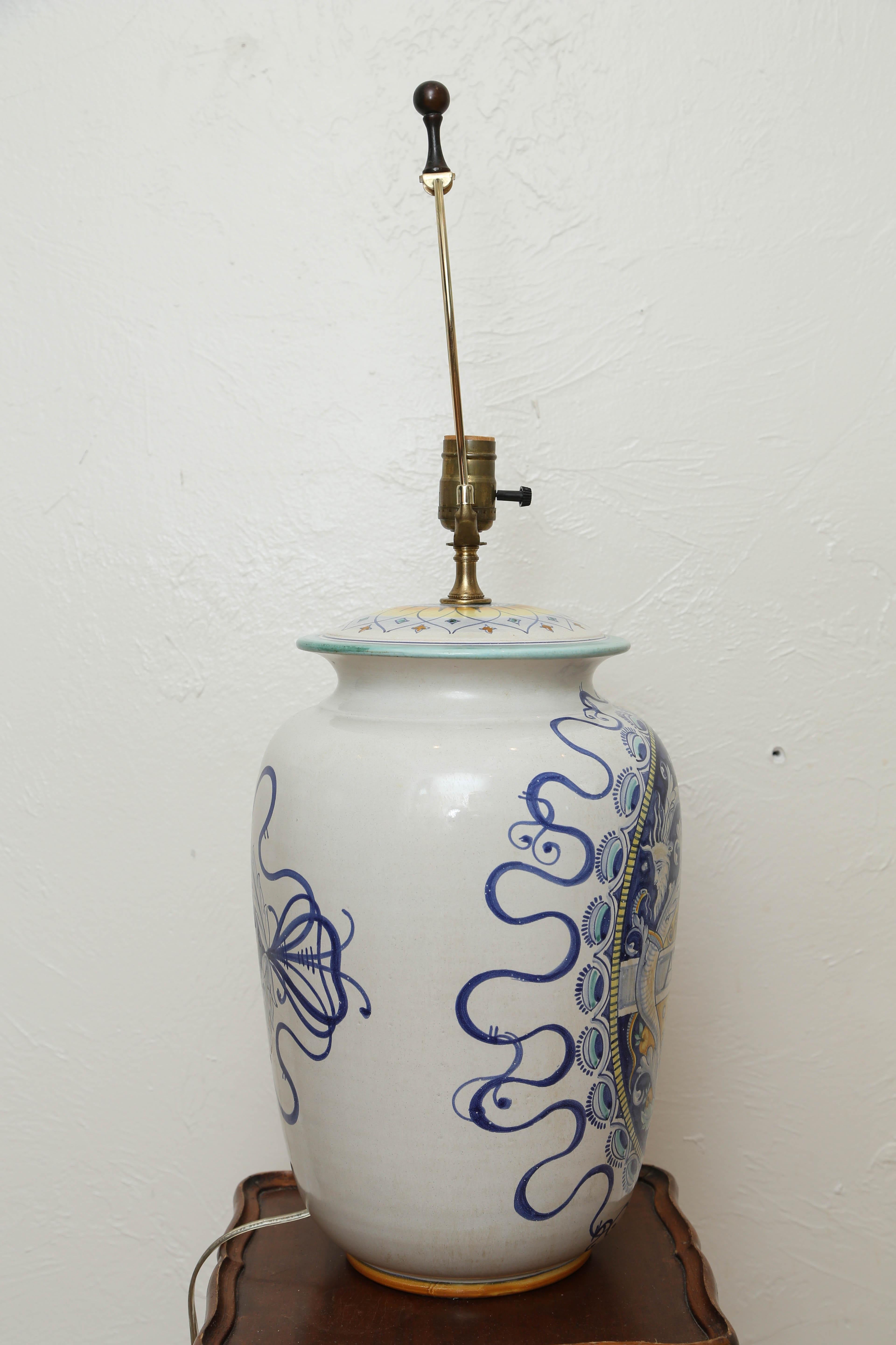 Handbemalte italienische Keramiklampe im Wappenstil, handbemalt im Zustand „Gut“ im Angebot in West Palm Beach, FL