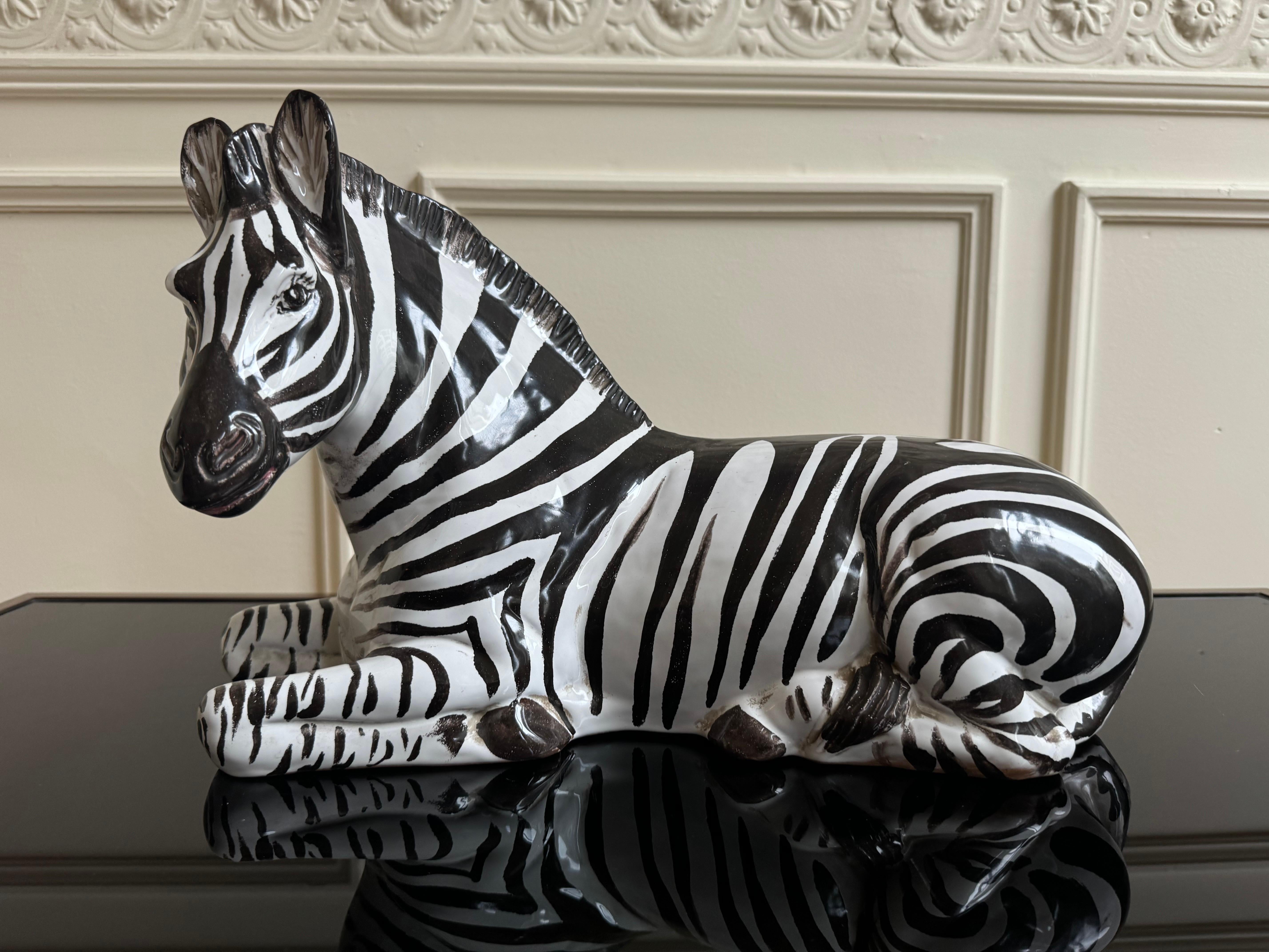 Charmante sculpture vintage de zèbre en céramique, peinte à la main en Italie vers les années 1960. Avec ses rayures noires et blanches audacieuses et ses caractéristiques détaillées et réalistes, cette pièce apporte une sophistication ludique à
